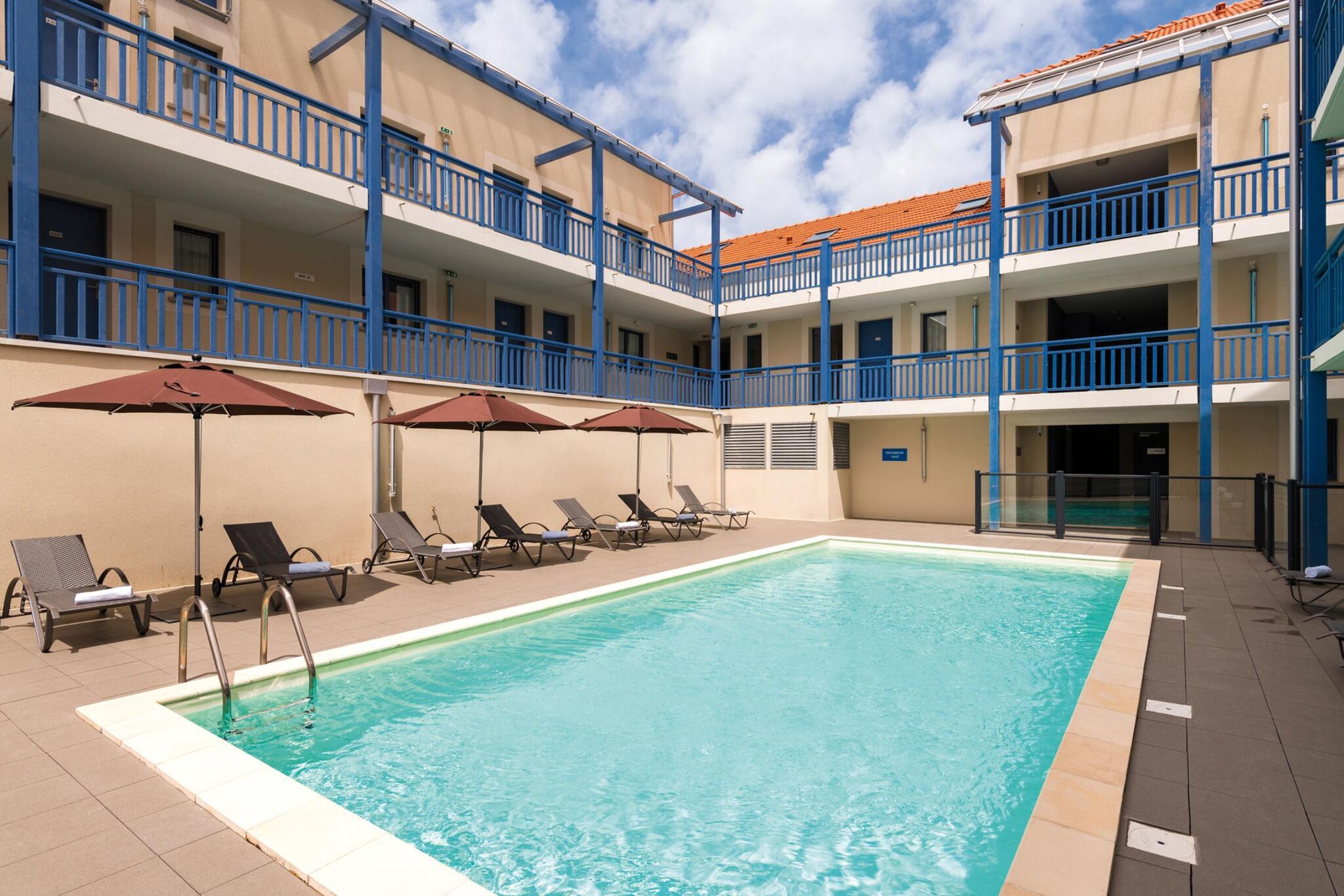 Ruim appartement vlakbij het strand met verwarmd zwembad.