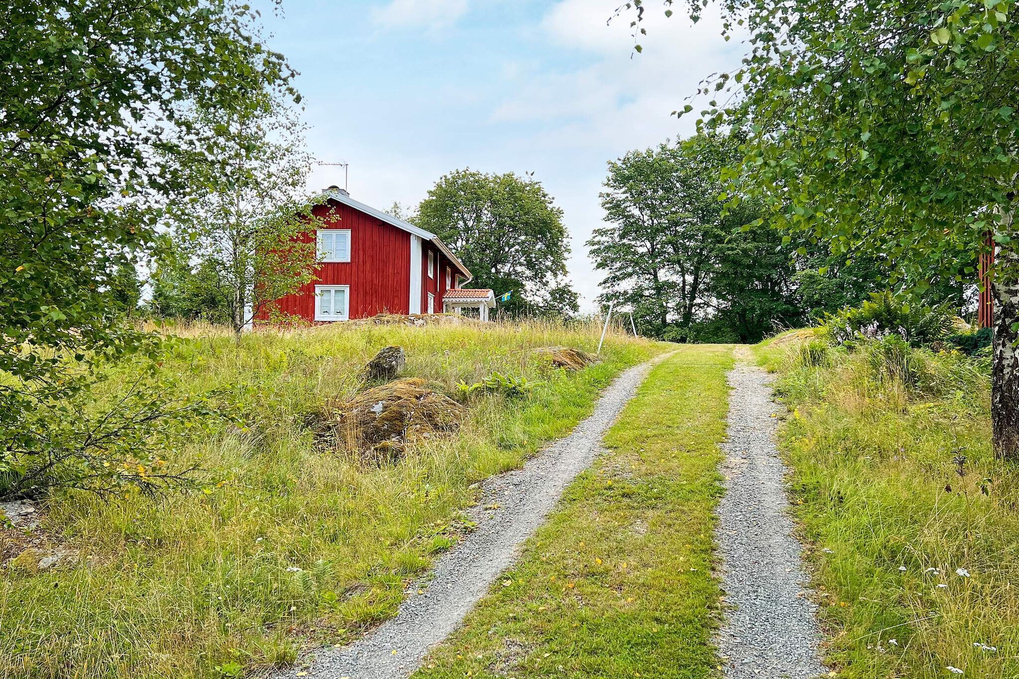 Right in the heart of SmÃ¥land, in lovely rural surroundings you will find this cozy cottage. An older house, from the 18th century, which retains the charm of bygone times. The owners have chosen to keep and try to recreate the house as it was to preserve the feel of the house. You have a large, lovely garden and plenty of opportunities to enjoy SmÃ¥land's lovely nature right outside the house. For those who like swimming, there is a lake about 2.5 km away with a nice swimming area with a jetty. The rent also includes 4 bicycles, 3 adult bicycles and a children's bicycle, which can be advantageously used to explore the local area or perhaps cycle to the lake? The cabin has plenty of room for a slightly larger family as the cabin has 4 beds plus a junior bed and a cot. The bedrooms are on the second floor, divided into two rooms. Double bed, single bed and cot in the large bedroom. A single bed and junior bed in the smaller bedroom. Bed linen and towels can be booked. You have the small community of Lammhult about 7km away where you can find a grocery store and restaurant, if you want a larger selection you have VÃ¤xjÃ¶ only 30 minutes away by car, here you can find shopping, restaurants and cafes.