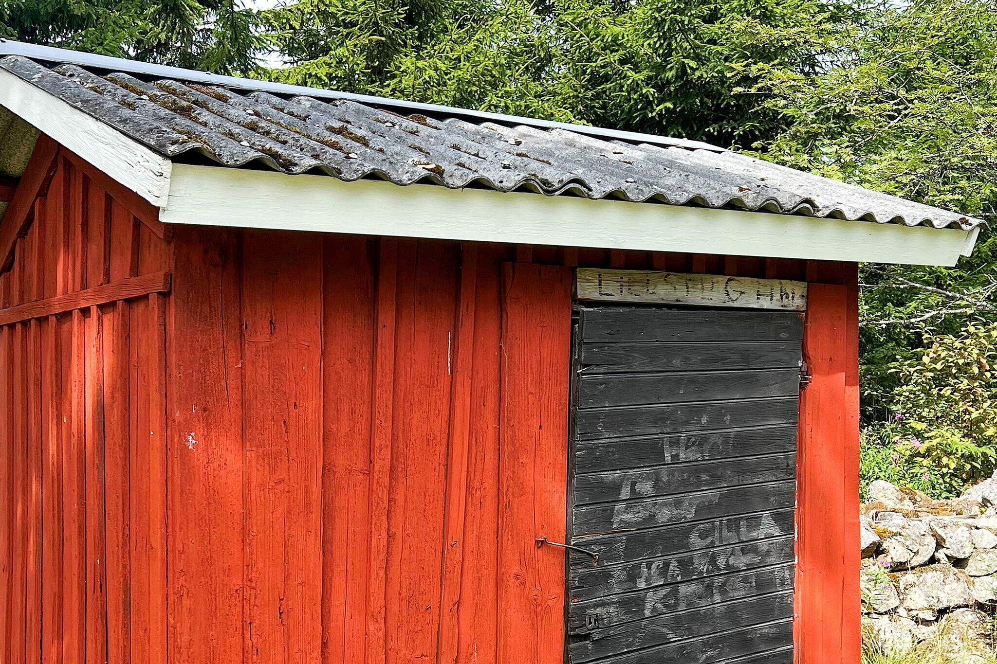 Internet Access DSL, Kitchen(cooker(electric), coffee machine, microwave, fridge-freezer, water from well), Living/bed room(TV), bedroom(single bed), bedroom(single bed, double bed, cot, cot), bathroom(washbasin, shower, toilet), heating(electric), garden furniture, BBQ, parking