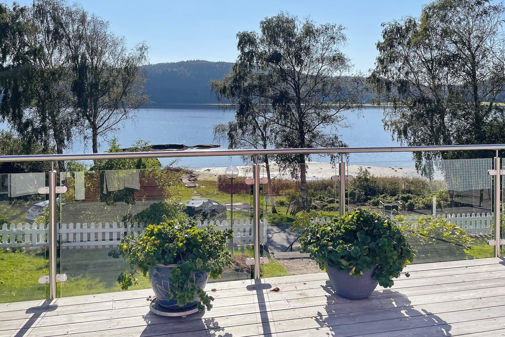 Welcome to a wonderful panoramic view of the Hafstensfjord in this charming and very pleasant house which is surrounded by small houses and summer cabins with the sea just below. The area is quiet and perfect for you who are a family with children who want to be close to sun, swimming and all the pearls of the west coast. The large house is homely and bright. The house includes 2 guest cottages, which means that you can stay a total of 8 people. The entrance is on the side of the house and you come straight into a lovely living room. The room is spacious with high ceilings and a dining area for at least 6 people. The living room and dining area have an open, pleasant floor plan. Here there are comfortable sofas and armchairs with a TV corner. A small staircase leads you to the kitchen, which has everything you could need. Here, too, there is seating for 6 people. The hall down leads to the bathroom on the left. The bathroom is fully tiled with a shower cabin, wc and sink. Straight ahead is the house's one bedroom. It is a very nice bedroom with a double bed. Via a small landing you get to the room below with another 2-3 beds. Here there is a bunk bed with a 90 cm upper part and a 120 cm wide lower part. From this bedroom there is a door to the balcony with the beautiful sea view. Outside the house there are small lampposts and lead you to two guest cabins. Both cabins have fridges and kettles. One cabin has a double bed and the other has two single beds. Both guest houses have wonderful views. The cottage is located on sloping and hilly land that gives you this incredible view. The balcony of the main house invites you to lovely evenings and dinners. Between the house and your swimming area with a jetty to the sea, there is a busy road that you should pay attention to if you have children. Parking is just below the road or if you go behind the house when everything has to be packed. From the cabin, you can easily make day trips to Nordens Ark, Havets Hus in Lysekil or why not Liseberg in Gothenburg, which is only about 60 minutes from here. You can easily reach the coastal communities such as Smögen, Kungshamn or Fjällbacka from the cabin. Take a shopping day at Torp Köpcentrum, Moose of Anneröd with its fantastic moose park or a visit to Bohusläns Museum. Beautiful Archipelago boats stop at several places with picturesque places to visit that are well worth a visit.