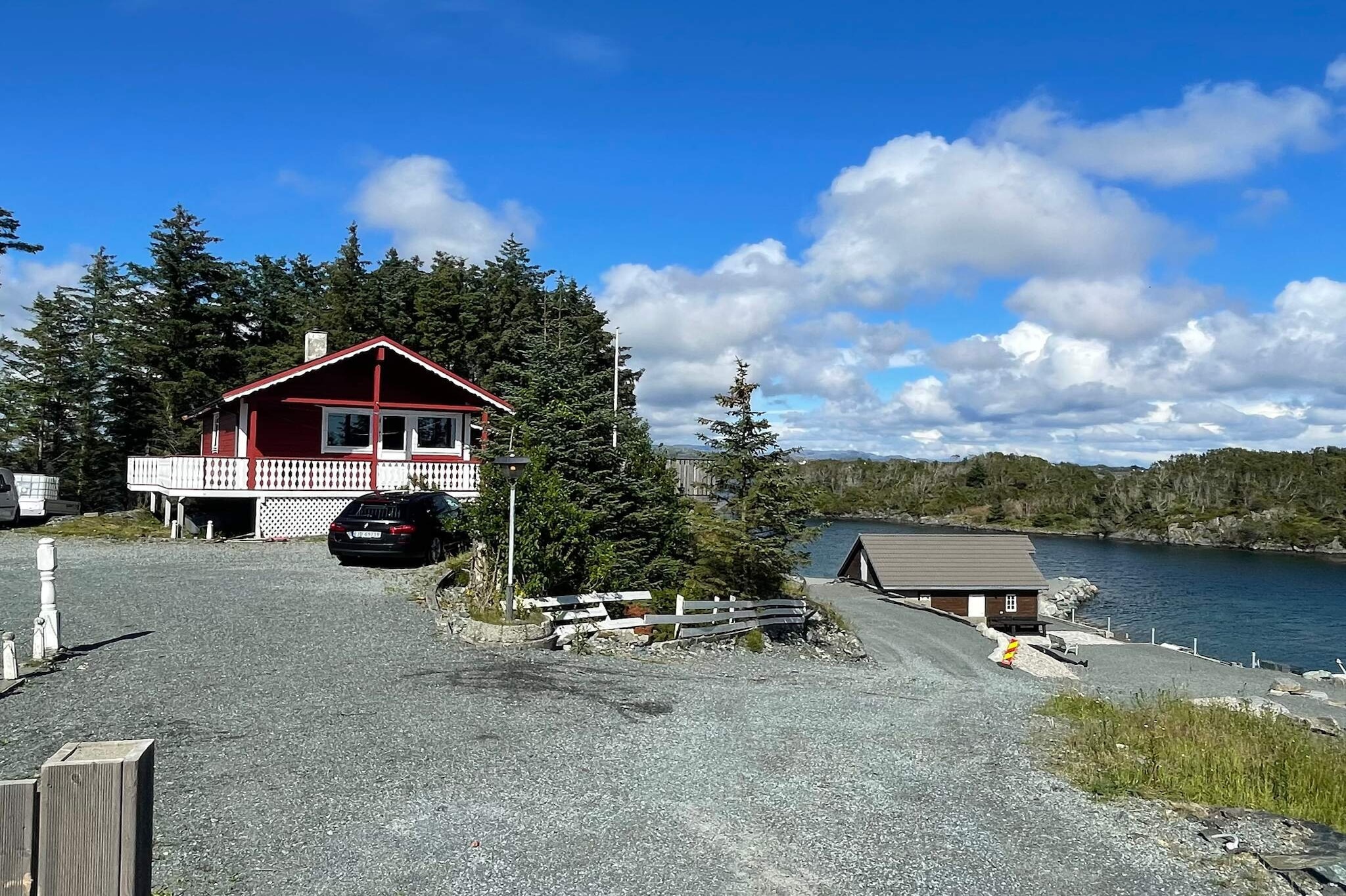 Fishing cabin at the far west of Hiskjo with a perfect location and great fishing spots by sea and fjord. Holiday house that invites you to great fishing holidays close to the sea, far west at Bømlo. The holiday home has a well-equipped kitchen where you can prepare delicious meals from today's catch. Open kitchen/living room. Three bedrooms with either a family bunk, two beds that can be combined and a bunk bed. From the living room, there is access to the terrace. Plenty of outdoor space. Just below the holiday house, you find a floating jetty where the boat is located, a Hobby 555 which is one of the best there is. Close by the cabin, there are beautiful public beaches that invite you to pleasant hours in the sun and refreshing swims. NB: Guests need to bring drinking water. The holiday home has a water tank of several thousand litres that can be used for washing, showering etc., but not for drinking/brushing teeth etc. Should the water level approach low, please contact the owner, who will immediately fill it up again. Boat for rent: Hobby 555 with 60 HP Suzuki outboard 4-stroke engine.