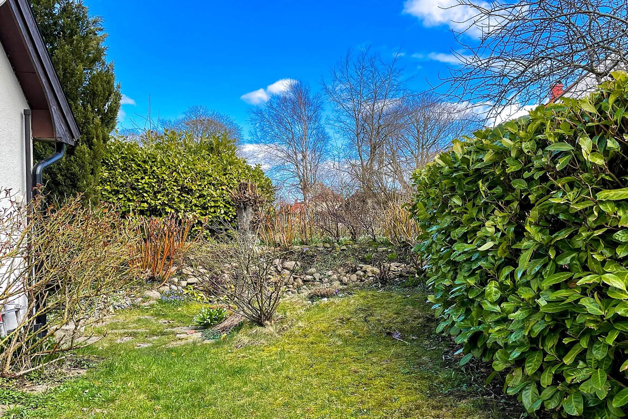 Kitchen(cooker(electric), hood, coffee machine, fridge-freezer), Living/bed room(TV(swedish TV channels), radio, CD player), Living/bed room(2x single bed), bedroom(2x single bed), bathroom(washbasin, shower, toilet), balcony(garden furniture), garden, parking, geothermal energy, air to water heatpump