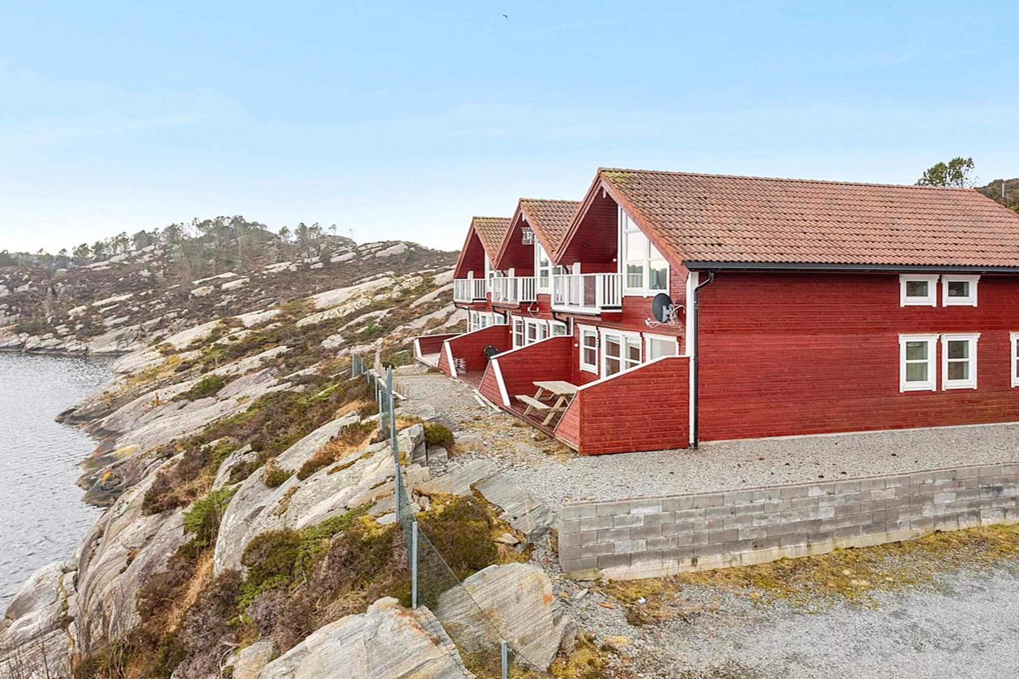 Holiday house/apartment with an idyllic, scenic location and a view of the marina and the Hjeltefjord. Final cleaning included in the price. The holiday apartment has a combined living room and kitchen. Smart TV (Google TV/Chromecast) with channels via fiber. Internet speed: 10 Mbits. Three bedrooms each with 2 single beds. The nearest town with a grocer is 11 km from the holiday home. The proximity to the sea and nature makes this a perfect apartment for anyone who enjoys the outdoors. Immediate proximity to the sea offers endless opportunities for those who know how to appreciate this. The area has several great hiking trails. Fjell Festning is worth a visit if you want to combine great nature and historic grounds, 50 km from the holiday home. 14 km to the Coastal Museum in and 64 km to the Northern Maritime Museum in Tælavåg. 24 km to the Rongesundet bridge and the coastal guard path to the Ormhilleren open air area and over heathland and svaberg further west. Hjeltefjorden is rich in fish, as it is the close to the North Sea. Indoor filleting bench with light and running water. Boat for rent: 1x 18 foot boat with 60 HP engine, GPS/chart plotter/sonar, 6 rod holders.