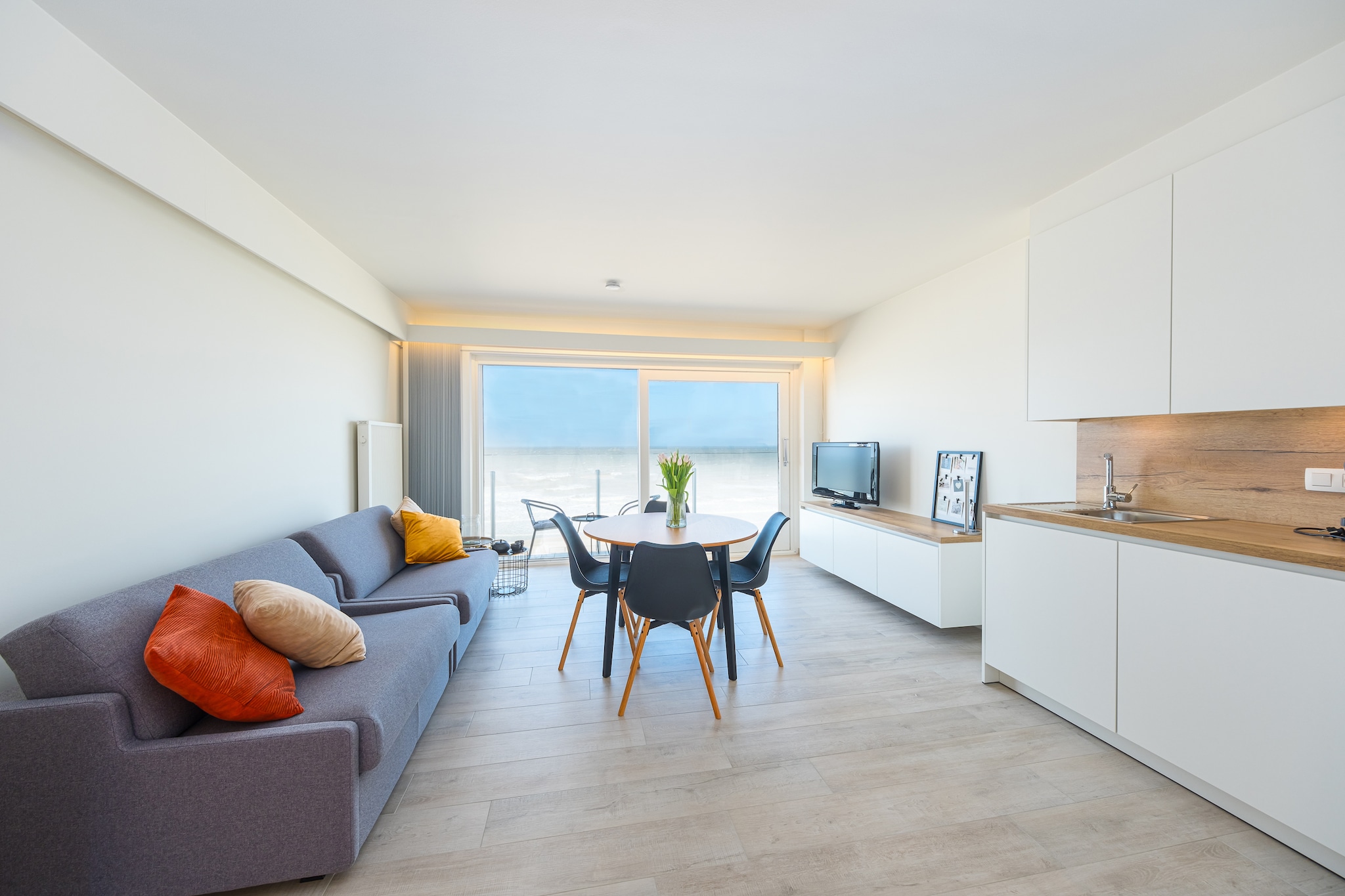 Fully renovated studio on the 4th floor with sleeping area (fold-away bed), ideal for a comfortable seaside stay. The cozy living room with floor-to-ceiling windows opens onto a terrace with beautiful sea views, perfect for relaxing and enjoying the sea breeze. The open kitchen is fully equipped, and the bathroom includes a shower and toilet. Located within walking distance of the town center, in a quieter part of the seafront promenade, this studio offers peace and relaxation while keeping shops, restaurants, and the beach close by. The perfect place for a carefree holiday by the sea! Wifi: yes - parking: not included - sheets: bring your own - towels: bring your own.