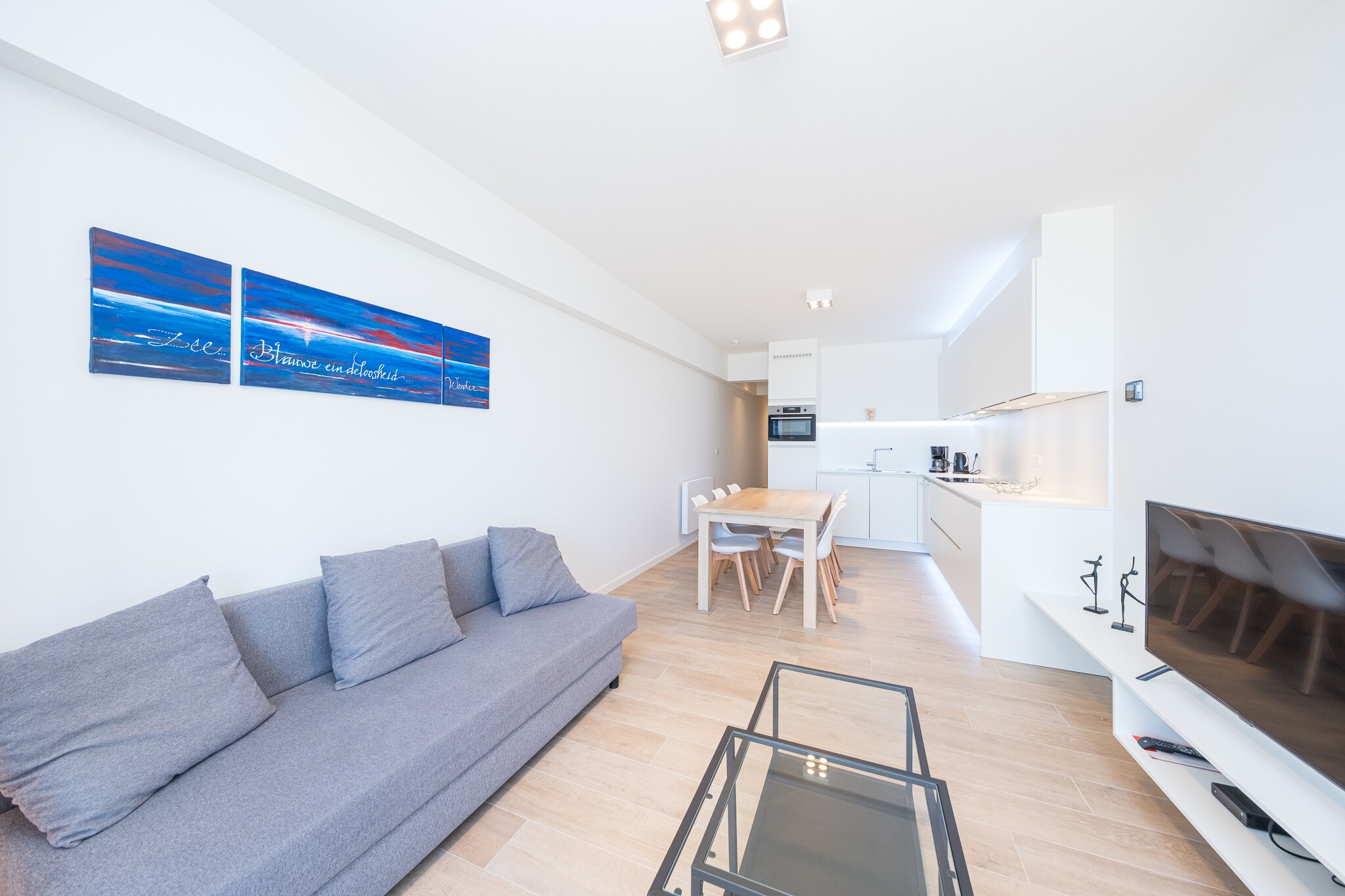 Enjoy your stay in this spacious apartment on the 4th floor, ideally located on the seafront. The apartment features 2 bedrooms: one with a double bed and one with bunk beds, perfect for families. The bright, spacious living room offers views of the seafront and connects to a rear terrace, perfect for enjoying the fresh sea air. The open, renovated kitchen is fully equipped, and there is a bathroom with walk-in shower and a separate toilet for added comfort. This beautiful residence combines a central location with peace and sea views, within walking distance of the beach, shops, and restaurants. Wifi: yes - parking: not included - sheets: bring your own - towels: bring your own.