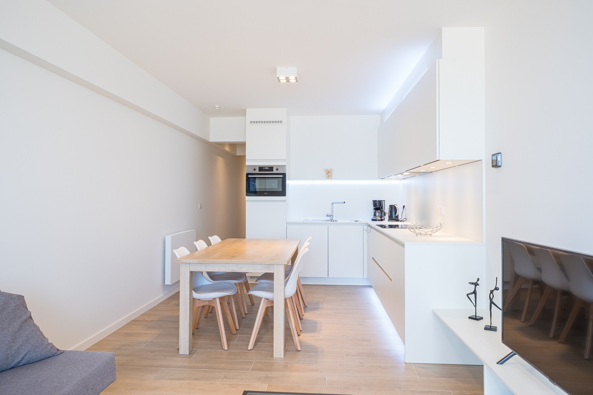 Ground floor: (Living room(double sofa bed(twin duvet, 160 x 200 cm), TV, dining table, seating area), Kitchen(electric kettle, coffee machine, oven, microwave, dishwasher, fridge(+ freezer)), bedroom(double bed(twin duvet, 160 x 200 cm)), bedroom(bunk bed(duvet, 90 x 200 cm)), bathroom(shower), Internet access, terrace, lift)