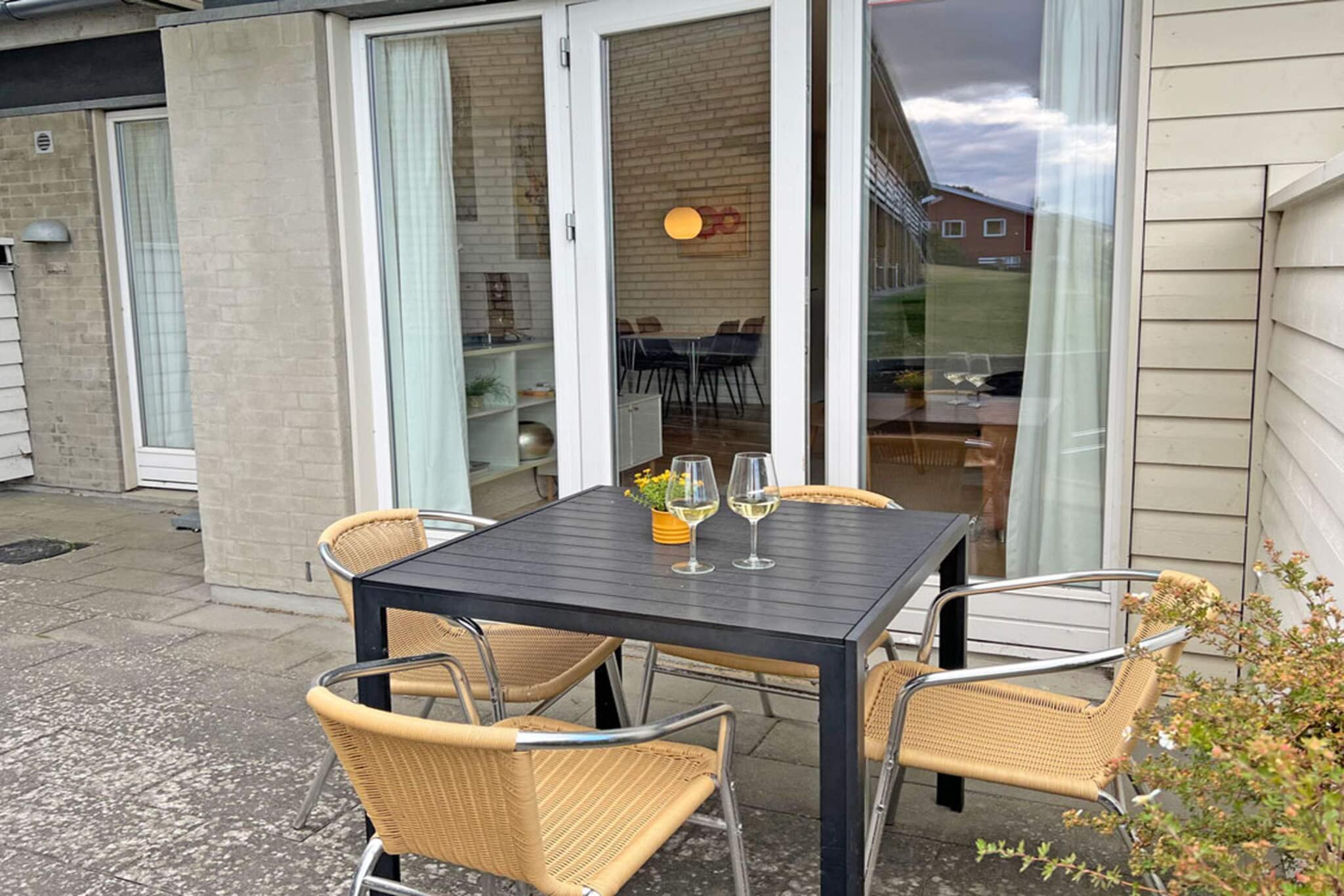 SÃ¸terrasserne 74B - Holiday apartment for 2-4 people Beautiful and bright apartment for 2-4 people. The apartment is furnished with a living room consisting of a kitchen, living room with sofa and two sofa chairs and TV. From the living room there is access to a separate double bedroom and access to the bathroom with shower, toilet and underfloor heating. From the living room there is also access to a private terrace with garden furniture. The kitchen, which is connected to the hallway and living room, is well-equipped and includes a coffee machine, electric kettle, dishwasher, ceramic hob, oven and fridge with freezer compartment. There is a dining table and chairs for 4 people. Great vacation in beautiful SandkÃ¥s SÃ¸terrasserne is beautifully located in SandkÃ¥s, in the north of Bornholm with cliffs and wonderful views. You live almost right next to the sea and SandkÃ¥s Strand, where you can easily reach either Allinge or Tejn with restaurants and shopping opportunities via the coastal paths. The beautiful holiday apartments are bright and well-appointed - and you can choose between apartments for 2 or 2-4 people. The beautiful Bornholm cliffs and the sea are right outside, where you can follow the beautiful coastal paths by bike or on foot. At CafÃ© Sandkaas or Sandkaas Strandbar you can enjoy delicious refreshments and dishes after a swim on the lovely sandy beach surrounded by cliffs. The slightly larger towns of Allinge and Tejn offer more restaurants, cafÃ©s, shops and shopping opportunities.