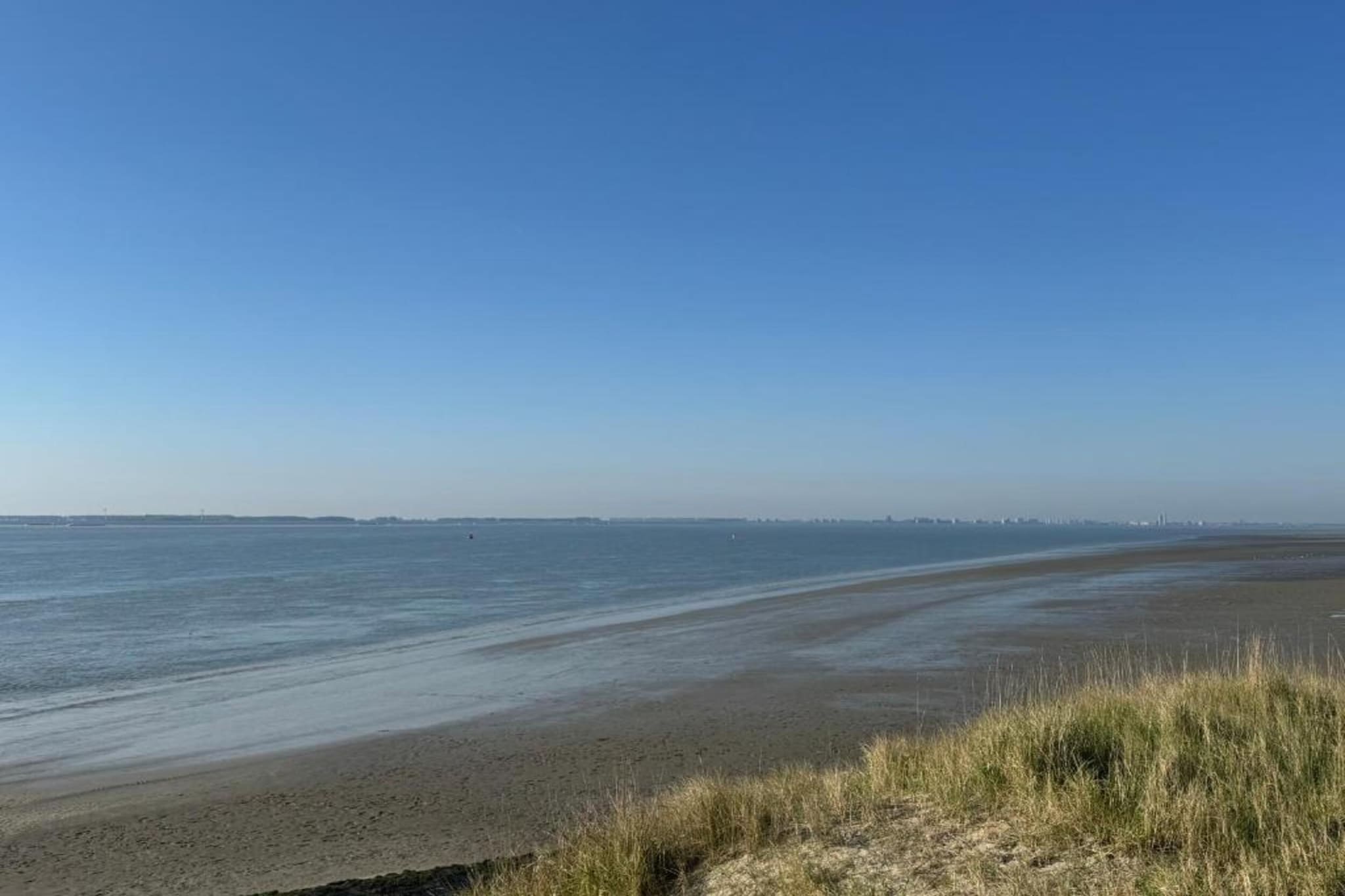 Kustwoning Baarland in Zeeland-Gebieden zomer 20km