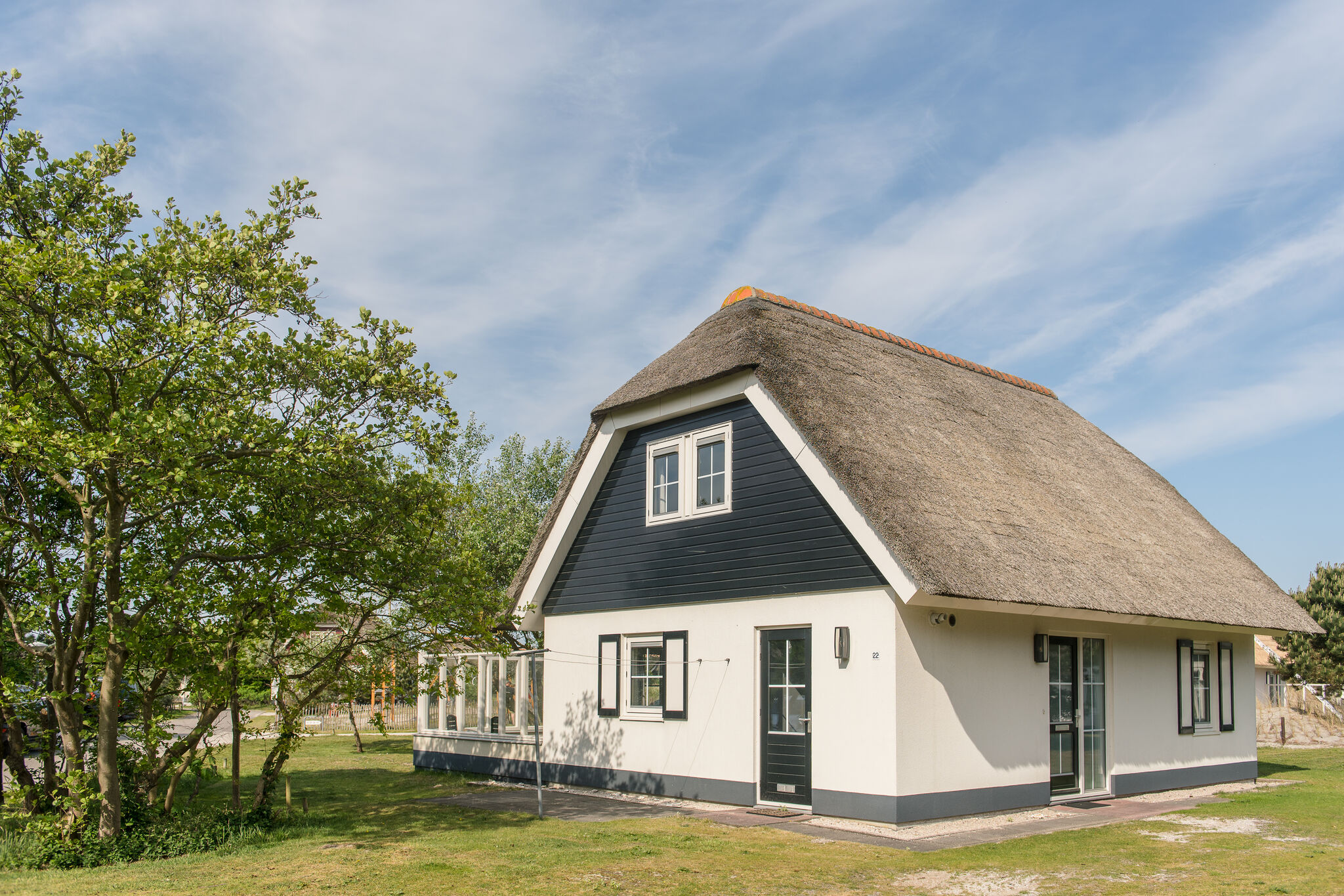 Thatched villa with dishwasher, on a holiday park, 1.5 km. from the beach