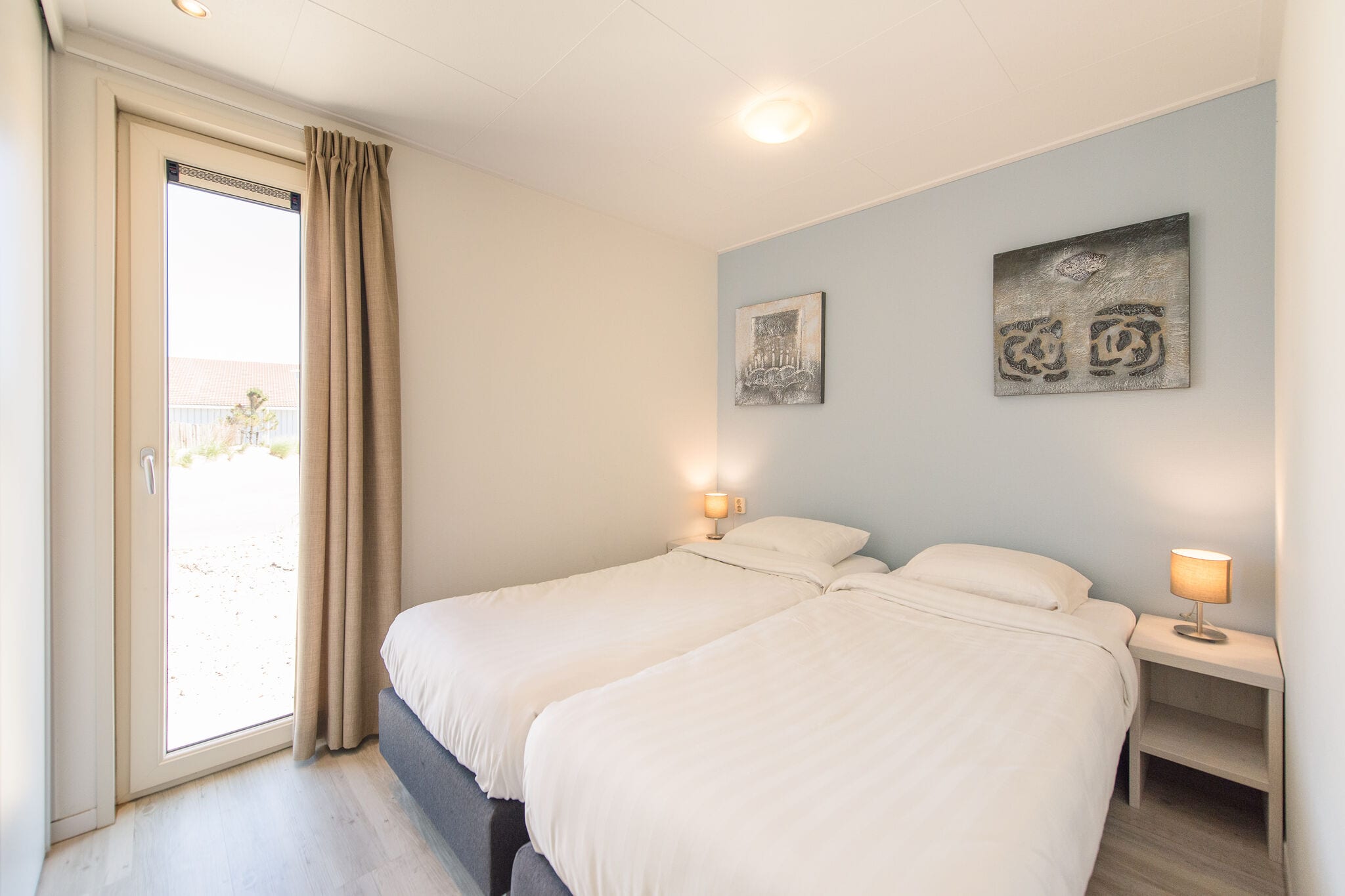 Nice lodge with two bathrooms, on a holiday park at 1.5 km. from the beach