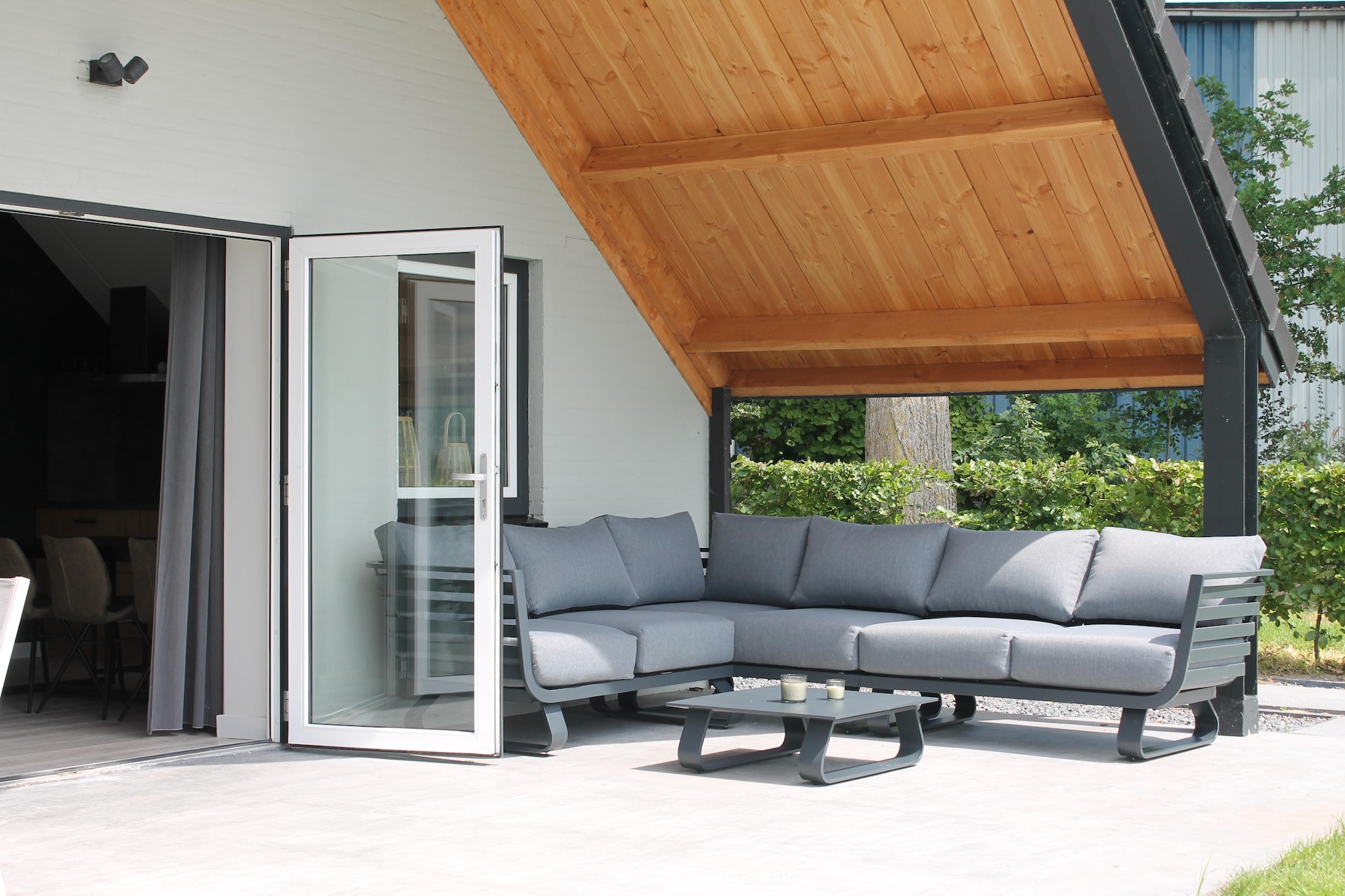 Ground floor: (Living room(TV(smart TV), dining table, seating area), Living room(TV, dining table, seating area), open kitchen(hob, electric kettle, hood, coffee machine, combination microwave, dishwasher, fridge-freezer), open kitchen(hob, electric kettle, hood, coffee machine, combination microwave, dishwasher, fridge-freezer), bedroom(double bed(boxspring)), bedroom(double bed(boxspring)), bedroom(bunk bed), bedroom(bunk bed), bathroom(shower(walk-in shower), washbasin, toilet), bathroom(shower(walk-in shower), washbasin, toilet))\n\nOn the 1st floor: (bedroom(single bed(boxspring), single bed(boxspring)), bedroom(single bed(boxspring), single bed(boxspring)))\n\nterrace(roofed), garden furniture, parking, lounge set