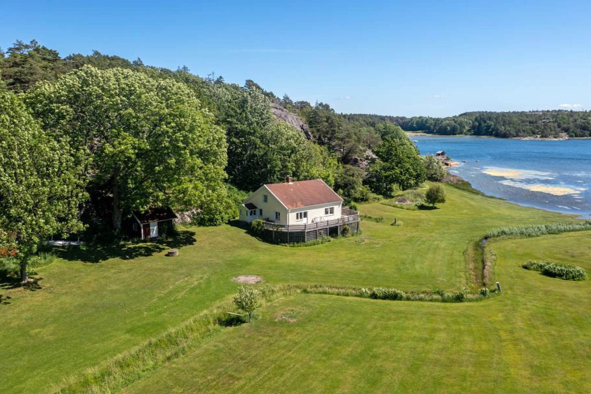 Seaside Cottage with Balcony and Grill
