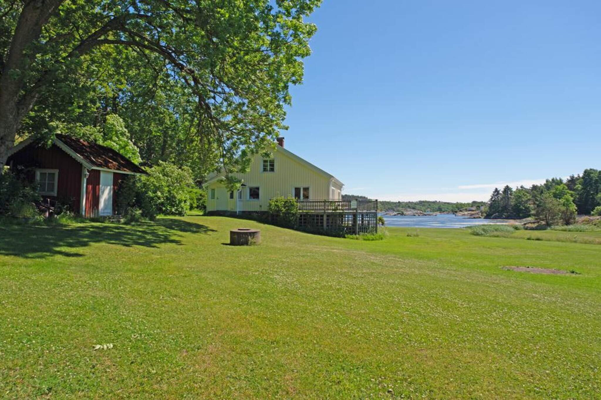Living room(double folding bed), Kitchen(cooker(electric), hood, coffee machine, microwave, dishwasher, water from well), bedroom(single bed, double bed), bedroom(double bed), bedroom(double bed), bathroom(washbasin, shower, toilet, washing machine), balcony, heating(electric), garden furniture, parking