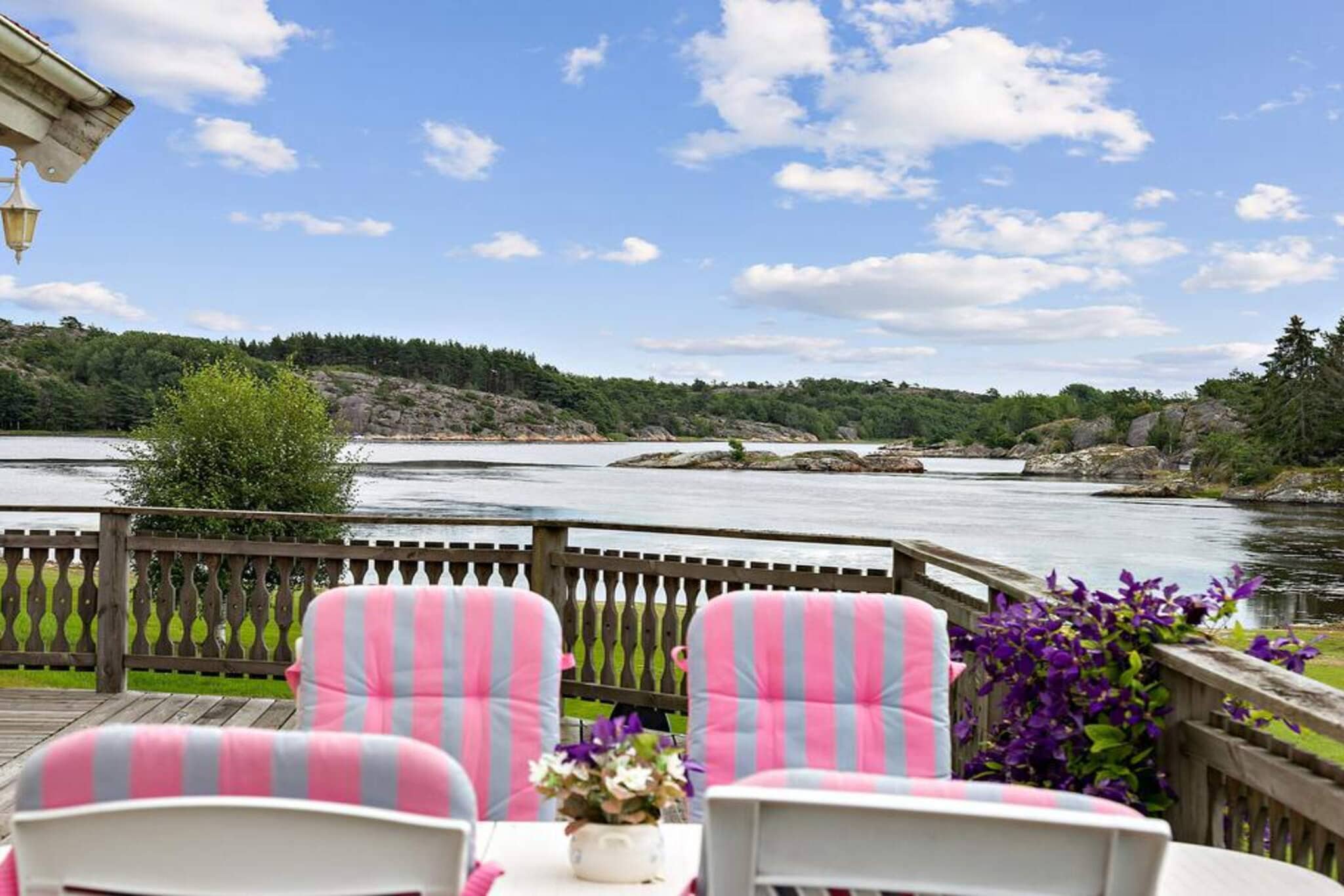 Cottage en bord de mer avec balcon et barbecue