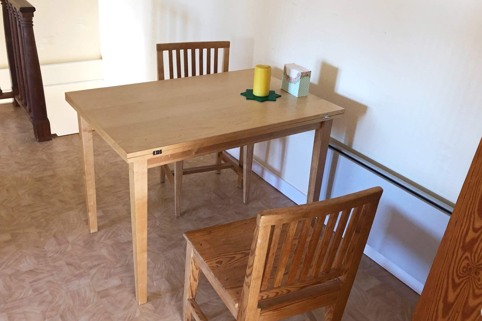 Living room(2x single bed, single folding bed), Kitchen(cooker(2 ring stoves), oven, microwave, fridge(+ freezer)), bathroom(washbasin, shower, toilet), heating(electric), parking