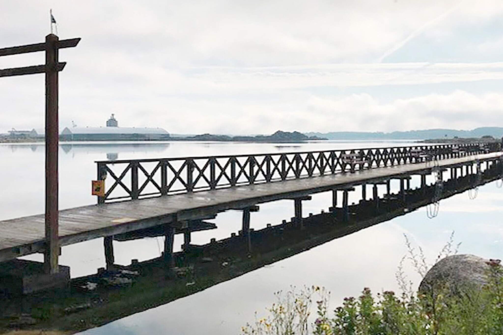 Welcome to popular SÃ¶lvesborg! A seaside accommodation for the large group. A well-planned house with good living areas, a spacious conservatory and a large garden. Inside, you are greeted by a spacious hall. On the first floor, you have a spacious kitchen with a dining area. Further into the living room, you have a larger sofa group and dining group here as well. There are two bedrooms, both with a double bed (one with a 140 cm wide bed). There is also the possibility of storage here. You also have the larger bathroom here with a bathtub. One step down in the large furnished and airy basement, it is really well planned and pleasant. Here you can sit together in the evening and put on a good movie or hang out. Next to the living room you have a bedroom with 4 single beds. There is also a bathroom with shower downstairs as well as a washing machine and dryer. Out through the kitchen via the patio door, you meet the large outdoor room with furniture and fireplace. Then let the children play freely on the lawn and enjoy your holiday in this well-kept house. The house is only a few kilometers from the sea and Blekinge's beautiful archipelago, so there are lots of different swimming spots. A few smaller ones near the house and then also Sandviken, which is perhaps the county's most popular sandy beach and is often called Blekinge's Riviera. With the kilometer-long white sandy beach and its child-friendly, deep, clear water, visitors are attracted from both near and far.