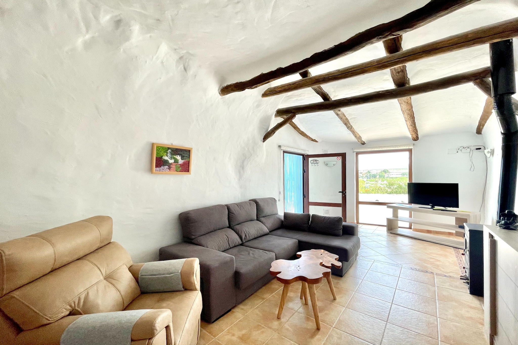 This fully renovated cave house Nadieh is furnished and equipped with all amenities. Moreover, it offers access to numerous communal facilities with facilities for guests with mobility issues, the beds or the bathrooms. Ideal for family holidays!

The residence is located in El Margen, Cúllar, a short distance from the supermarket and several cosy restaurants. There are also many other tourist attractions worth visiting, such as Cuevas and the Tabernas desert. Cúllar has a rich history dating back to Roman times, and this is evident in its architecture and monuments. Explore the charming streets of the historic centre and admire the Moorish influences in the buildings. The town is also known for its colourful festivals, such as the Feria de Cúllar, an annual event held in August. The streets are filled with music, dancing and traditional costumes, and there are various activities for young and old alike.

The accommodation itself houses cosy bedrooms, comfortable bathrooms, a living room with a fireplace, a play and reading room, fully equipped kitchen and a beautiful outdoor area with garden furniture and gas barbecue (extra charge). With a shower and assistance elements for people with mobility problems, both in the bathrooms of the house, the accommodation is particularly accessible.