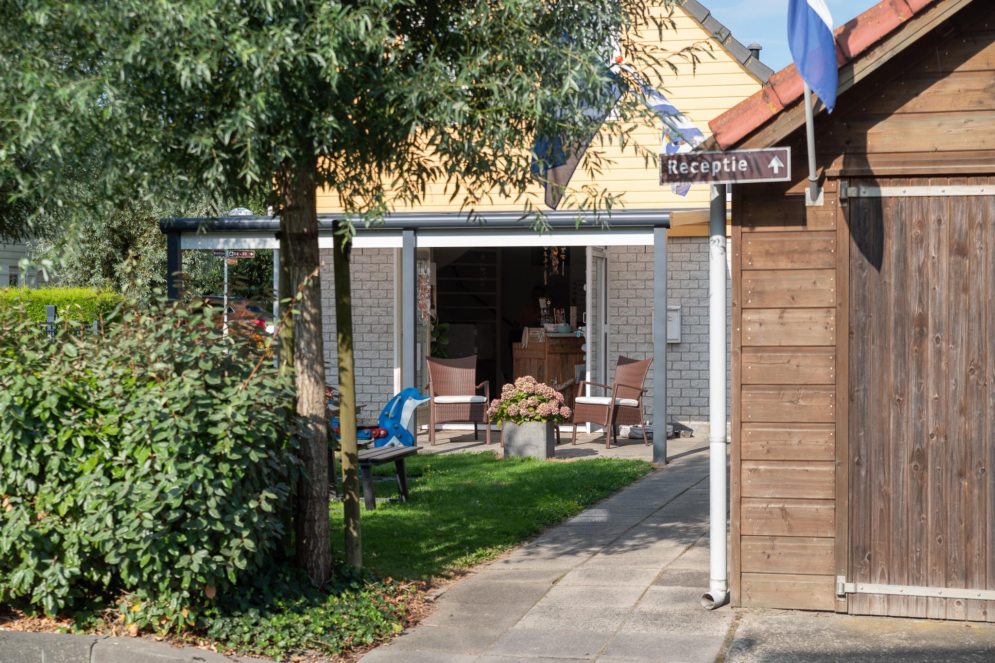 Villapark De Oesterbaai 68-Tuinen zomer