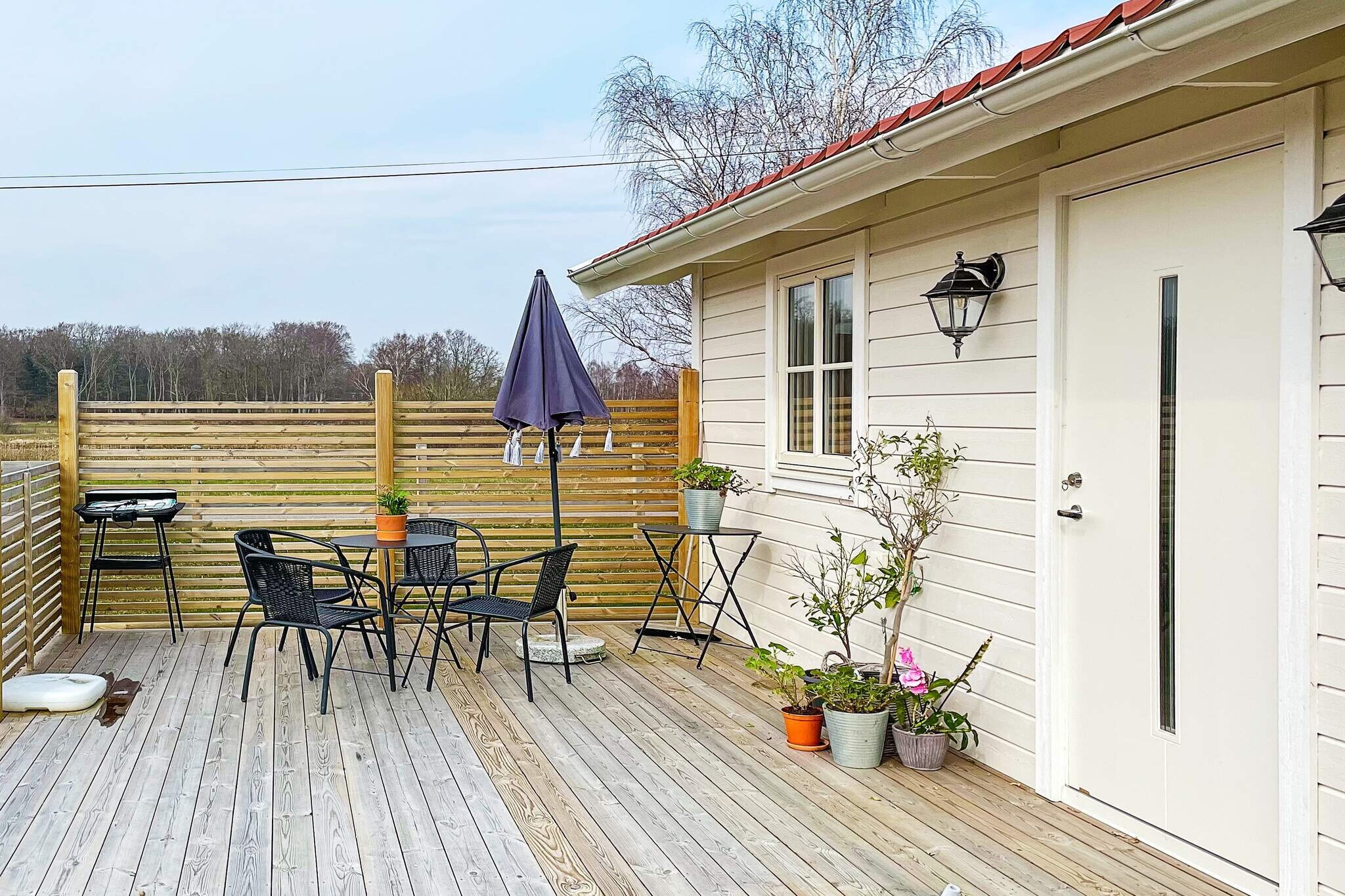 Newly built fresh house located in GrisbÃ¤ck Bergkvara, where you can enjoy the scenic surroundings and the proximity to the sea. The Kalmarsundsleden, which goes right past the plot, leads you down to the sea with a lovely walking path close to the sea. You have a wonderful long shallow white sandy beach called SjÃ¶hagen 1300m away. A real gem, also known as Lilla BÃ¶da, where you can swim more undisturbed. The house was built in 2021 and is in top condition. The roof is open up to the ridge, which gives the house a lovely spaciousness. The kitchen is neat and here you have most of what you might need. The living room is open with a dining area and a living area where the sofa can be made into a double bed. There is also an extra folding bed. Here you can enjoy curling up in fresh hotel sheets that are included in the rental. Towels are also included. Nice bathroom with wc, sink and shower. You have a nice terrace with outdoor furniture and a garden with lawn and gravel path. Electric grill available. You also have the option of bringing your own boat. Boat mooring is available. In SÃ¶dra KÃ¤rr, the boat can be launched. For those interested in fishing, there is free fishing in the sea and it is known for a good supply of mainly pike. There is also a beach within walking distance in SÃ¶dra KÃ¤rr. If a larger swimming area is desired, e.g. White Sand is recommended. In Bergkvara there is a grocery store, restaurants and padel for those who are interested. GrisbÃ¤ck is perfectly located for various excursion destinations if desired. For those interested in golf, MÃ¶re Golf Club is nearby. Picturesque Kristianopel is well worth a visit with its fine guest harbour, its small shops, restaurants and cafes. CafÃ© SÃ¶tt o Salt is a hot tip. Boat trips to Garpens lighthouse depart from Bergkvara. BlomlÃ¶f's fish smokehouse offers a popular restaurant and farm shop. A day trip across the bridge to Ã–land is usually much appreciated. You also have Kalmar with its wide range of restaurants, shops and entertainment. Here is also the magically beautiful Kalmar Castle. Karlskrona is also nearby if you want to explore the beautiful city and its wide range.