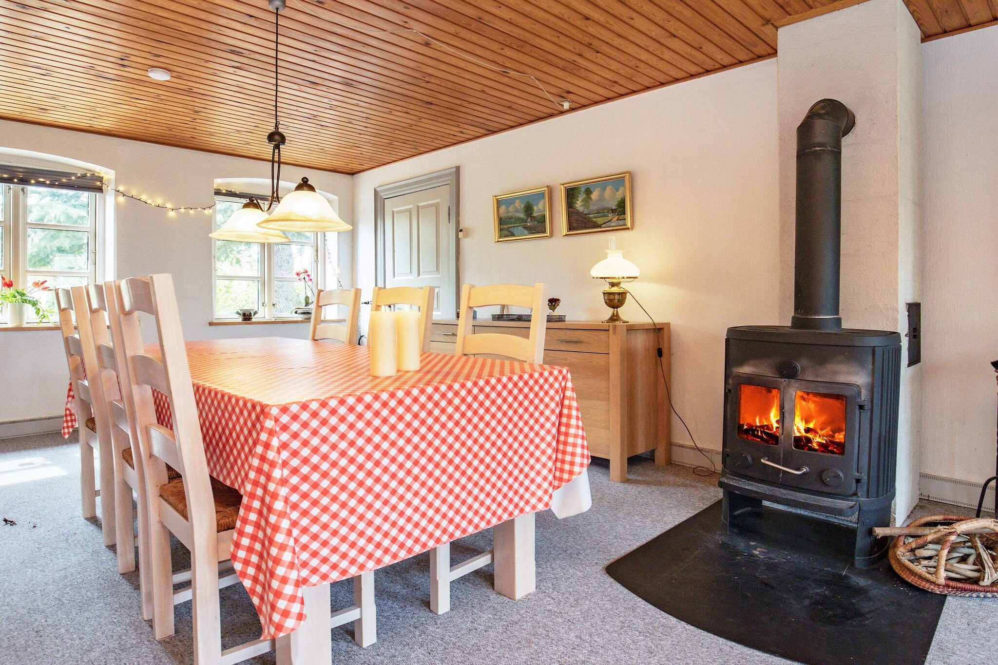On the charming island of Aero, in the village of Store Rise, you will find this traditional house full of cozy nostalgic charm perfect for a relaxing getaway. Its older style adds character and a sense of warmth making it a welcoming retreat for families or friends. Conveniently the house is located near the local brewery ideal for enjoying a casual lunch or savoring a good glass of beer.
The house comfortably accommodates up to six guests with three bedrooms offering six beds. One bedroom has a bunk bed with two single beds while the others feature a double bed and two additional single beds ensuring restful sleep for everyone.
Set in a quiet area the property allows for peaceful relaxation away from the bustle. The grounds are expansive covering 17000 m2 giving children plenty of space to run and play freely. There is even a small private forest on the property perfect for exploring nature and taking leisurely walks.
Inside the house is designed for comfort with cozy living spaces and a welcoming atmosphere that invites you to gather relax and enjoy your vacation together. The blend of traditional charm peaceful surroundings and outdoor space makes this a perfect home base for creating lasting holiday memories.
No rentals to youth groups are allowed.