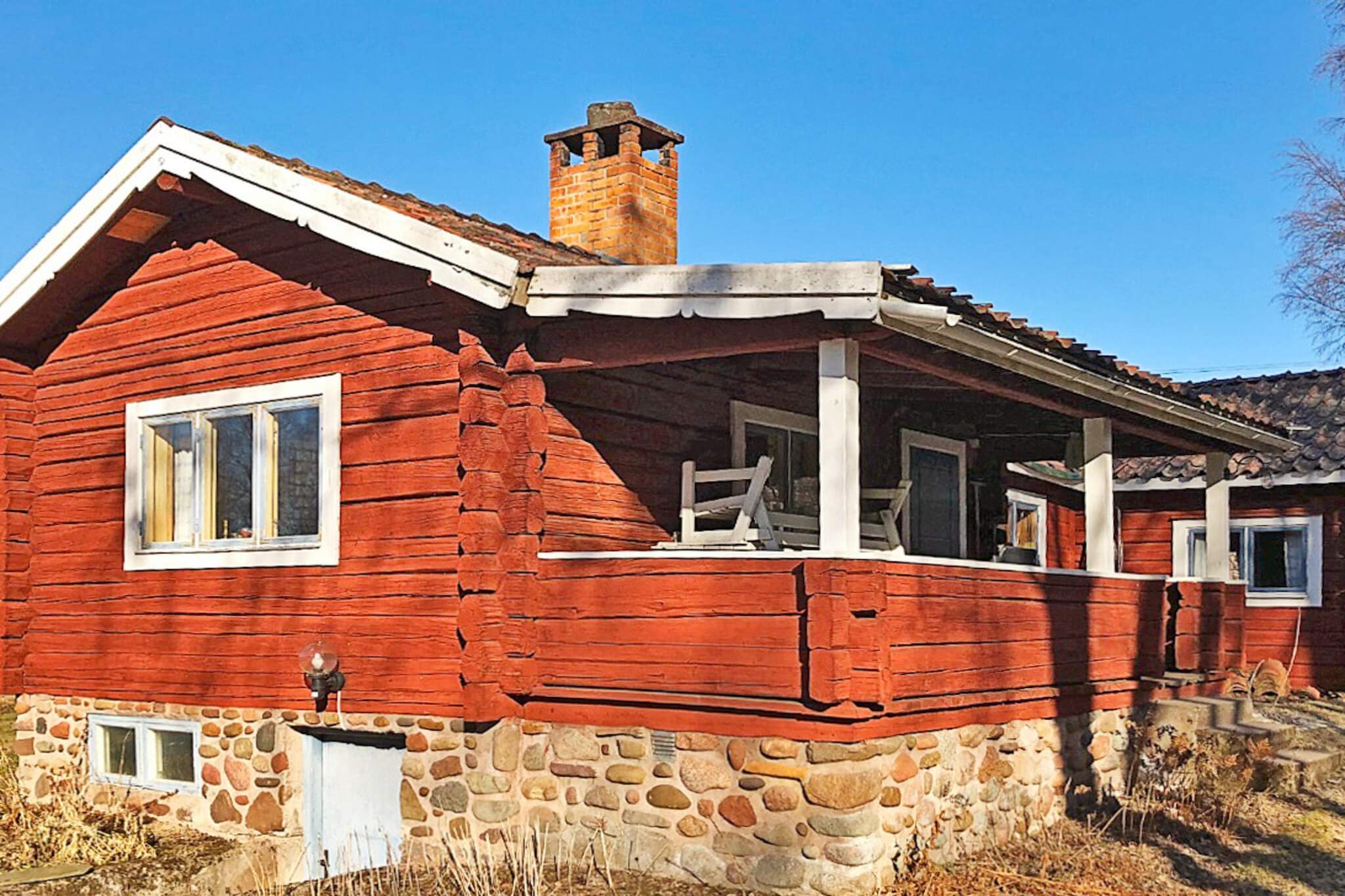 Kitchen(cooker(electric), hood, coffee machine, fridge-freezer), Living/bed room(double folding bed, TV(swedish TV channels)), bedroom(2x bunk bed), bedroom(2x single bed), bathroom(washbasin, shower, toilet), veranda, heating(electric), garden furniture, parking, deckchairs