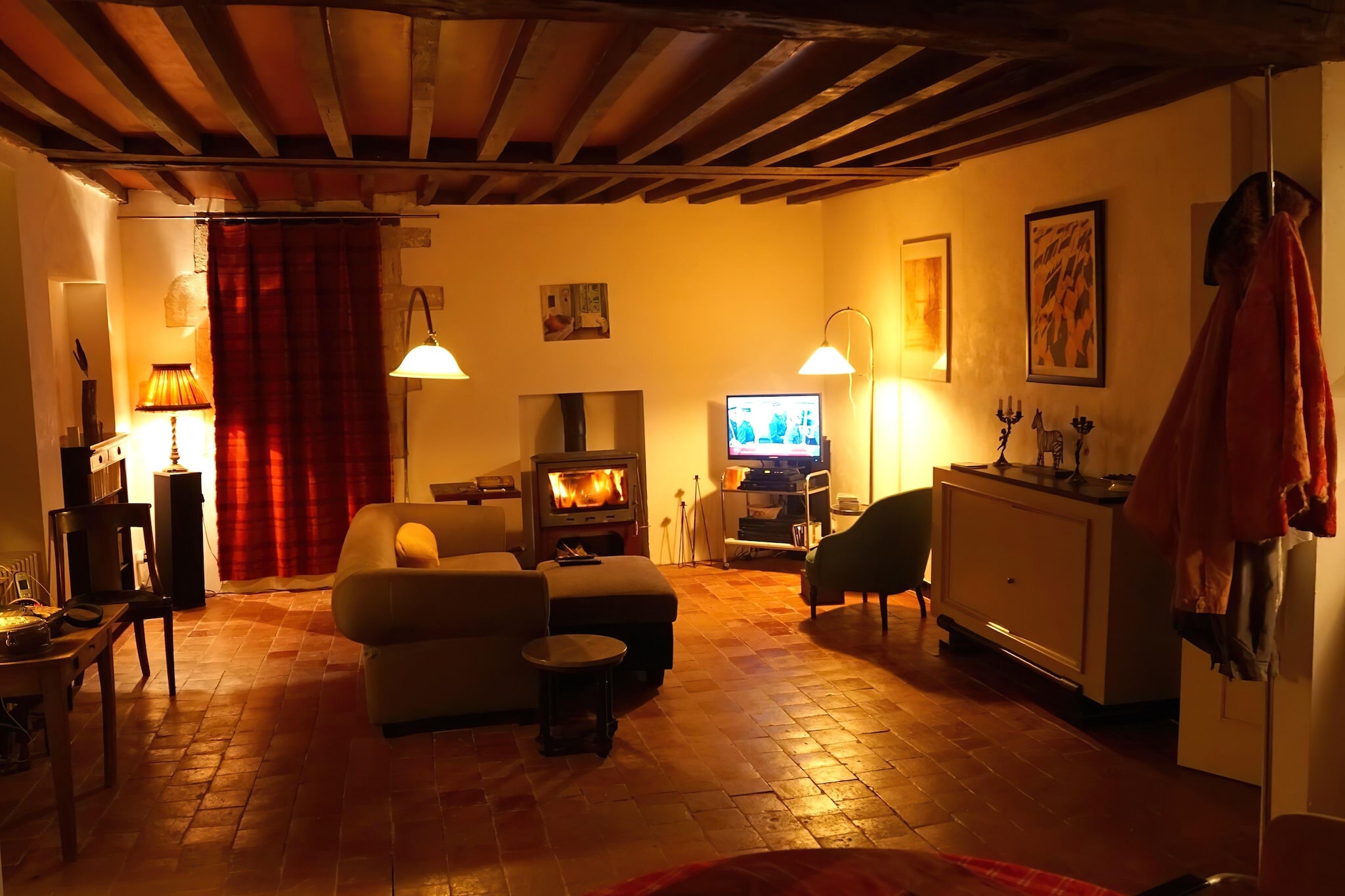 This former farmhouse has been transformed into a typical French country house. It has a nicely furnished garden of 1.5 hectares, and you can stay comfortably with the family. 

Tannay is a charming village located in an area renowned for its natural beauty and historical heritage. It is located close to the beautiful Morvan nature park, which is a true paradise for nature lovers. The village itself has a well-preserved old centre with traditional houses and the 16th-century Saint-Léger church, which is well worth a visit. On cycling, walking and mountain bike tours (the GR654 is highly recommended!) you will discover the characteristic flora and fauna in all their splendour.

All in all, this holiday home exudes authenticity and comfort. The rooms are very spacious and there is a fully equipped with normal and wood-stove for preparing delicious meals. The owner lives next door to the holiday home and, on request, will be happy to provide a tasty French breakfast (7.50 euros for adults, 5 euros for children up to 12 years) or a 4-course dinner with as much organic produce as possible (25 euros for adults, 17 euros 5 for children up to 12 years). Vegetarian meals are also available. Drinks must be paid for separately.

