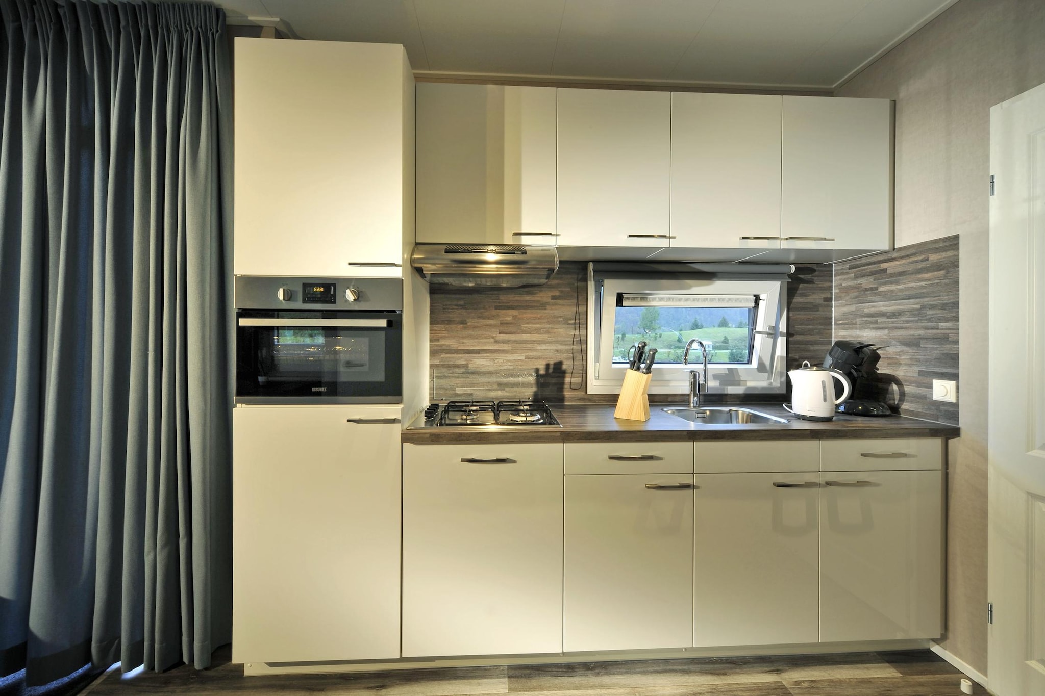 Living room(TV, dining table, seating area), Kitchenette(hob(4 ring stoves, gas), electric kettle, toaster, hood, coffee machine, combination microwave, dishwasher, fridge(+ freezer)), bedroom(double bed), bedroom(single bed, single bed), bathroom(shower, washbasin, toilet), sauna(shared with other guests), terrace(private), garden(shared with other guests), garden(private), parking, lounge set, Sunscreen