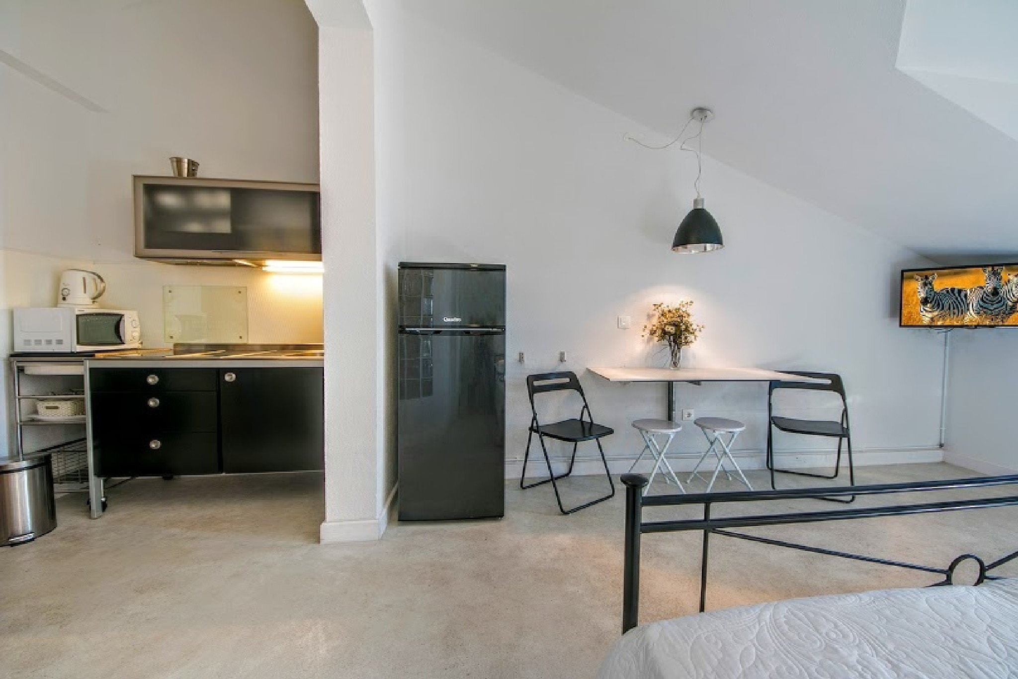 Apartments Vesna are situated in a small coastal village Brela 50 km away from Split, famous for its crystal blue sea, rich pine tree forests, and Natural Park Biokovo. 

A private terrace offers breathtaking views of the Adriatic sea. 

Restaurant is available on site. Breakfast is possible on request and with an additional coast. For more information ask in the restaurant. 

Parking is free and available on site, reservation is not needed.

Free Wi-fi is provided throughout the property.

This studio apartment with terrace can accommodate up to four people. It features air-conditioning as well as SAT LCD TV. The kitchen is equipped with refrigerator, water kettle, trash cans, stove, kitchen utensils as well as dining area. The private bathroom comes with shower and toilet. Bed linen and towels are provided.

On the nearby beach, you can find your ideal place to relax, enjoy the sound of the waves and the beautiful Mediterranean climate. The nearby beach is only 30 m from the property! Restaurant and bar is available on the site. Grocery store is available 400 m from the property.

Split airport is 55 km away.