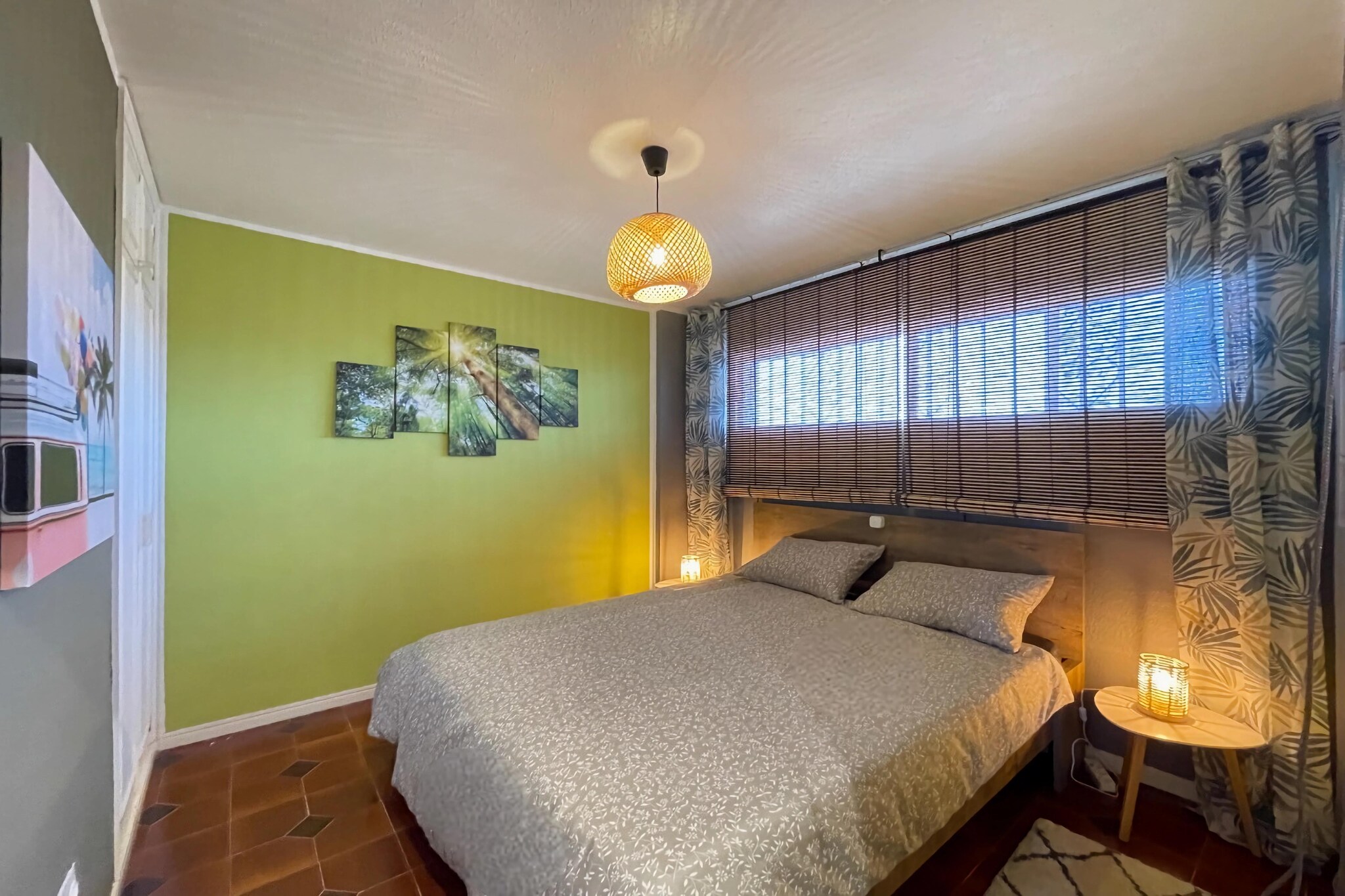 Ground floor: (Entrance(lift))\n\nOn the 4th floor: (Entrance, Kitchen(hob, electric kettle, hood, coffee machine, oven, microwave, fridge-freezer), Living/diningroom(TV(flatscreen), dining table, seating area), bedroom(double bed), bedroom(double bed), bathroom(shower, washbasin, toilet), heating, air conditioning, terrace(private), garden furniture)\n\ngarden, parking lot(public), swimming pool(shared with other guests, outside, opened from May upto and including Sep)