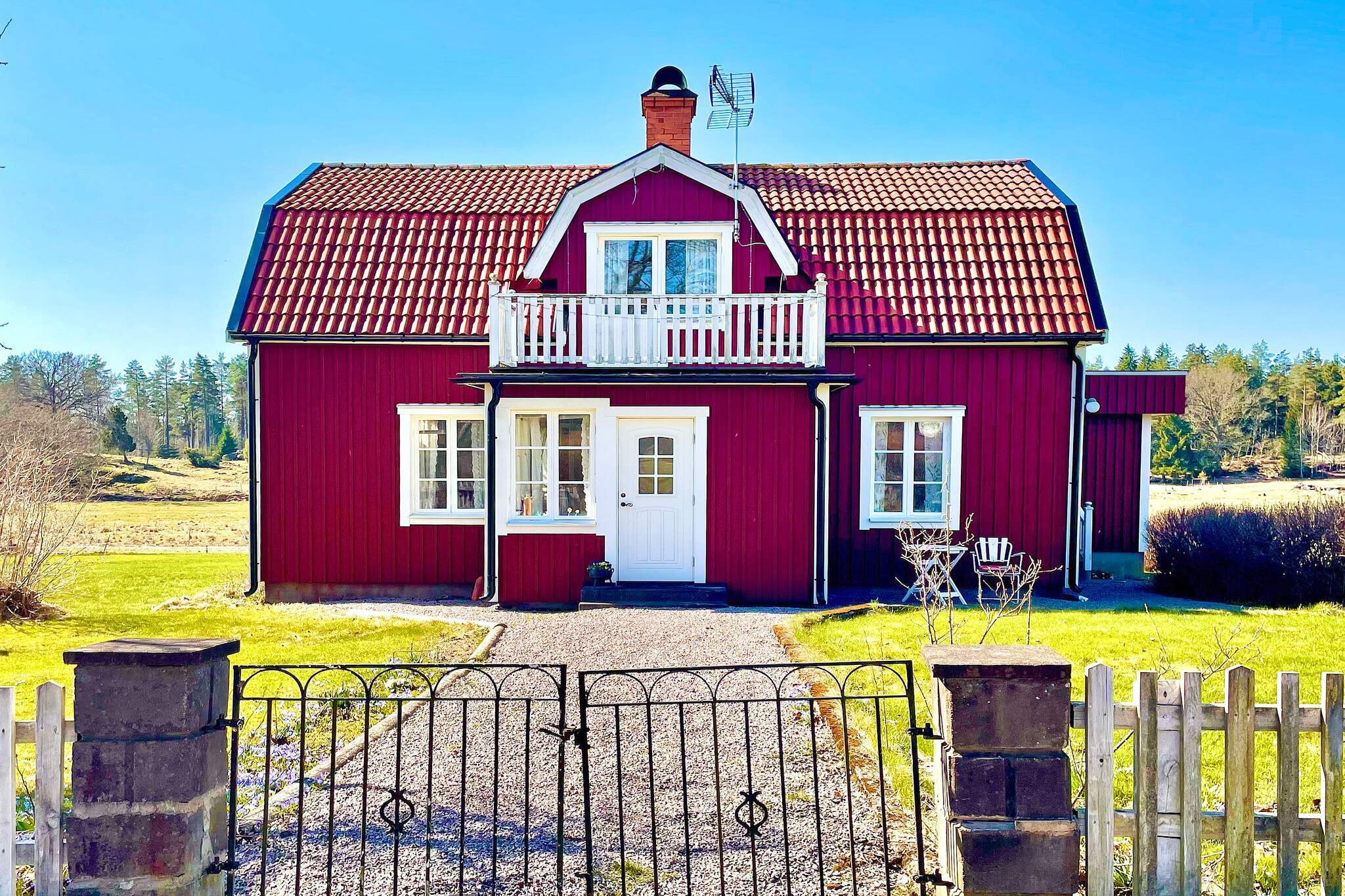 Cozy house where you live in the SmÃ¥land countryside in GÃ¥sefall with a magical view of meadows, forest and fields but still close to Vimmerby. You only have 7km to the popular Wirum Moose Park where you can go on a moose safari in safari wagons where you can feed and pet the moose and see the beautiful fallow deer. Coffee and ice cream are also served here, as well as a playground for the children. In SmedstorpasjÃ¶n, which is about 1 km away, you can swim. The house has a large garden with outdoor furniture and various fruit trees, which is bordered by a beautiful hedge on one side. Here you can enjoy nature and the beautiful views. You have a large kitchen with a dining area and most of what you might need. There are a total of three companion rooms. In the largest there is a dining area and sofa furniture. The smallest is a beautiful dining room. The third has a sofa and desk. You have a spacious bathroom with toilet, sink, large shower and washing machine. A beautiful staircase takes you up to the second floor where there is a balcony and two bedrooms. One with a double bed, the other with two single beds. If you want a larger swimming area with a jetty, there are e.g. GrÃ¤nssjÃ¶n in Tuna near. You have a variety of day trips if you wish. In cozy picturesque Vimmerby there are restaurants, shops, nice swimming areas and a high altitude/zipline park for those who want a challenge. There is Astrid Lindgren's World, which is usually popular with the children. You can visit many of the places where Astrid Lindgren's films were shot, such as Bullerbyn and Emil's Katthult. Her childhood home NÃ¤s can also be visited. Experience the filming environments in Filmbyn, where there is also delicious homemade ice cream. In the old farming village of Ingebo hagar, you can go on guided tours of the farm's animals. Don't miss Mellingerum's CafÃ©, where there is lunch, coffee and Neapolitan pizza in lovely surroundings. You also have Skogens houngscafÃ© in Flohult and Ellens Ã„ppelstÃ¤lle in Tuna. There is also a farm shop and hiking trails here. There is a grocery store in Tuna 1km away.