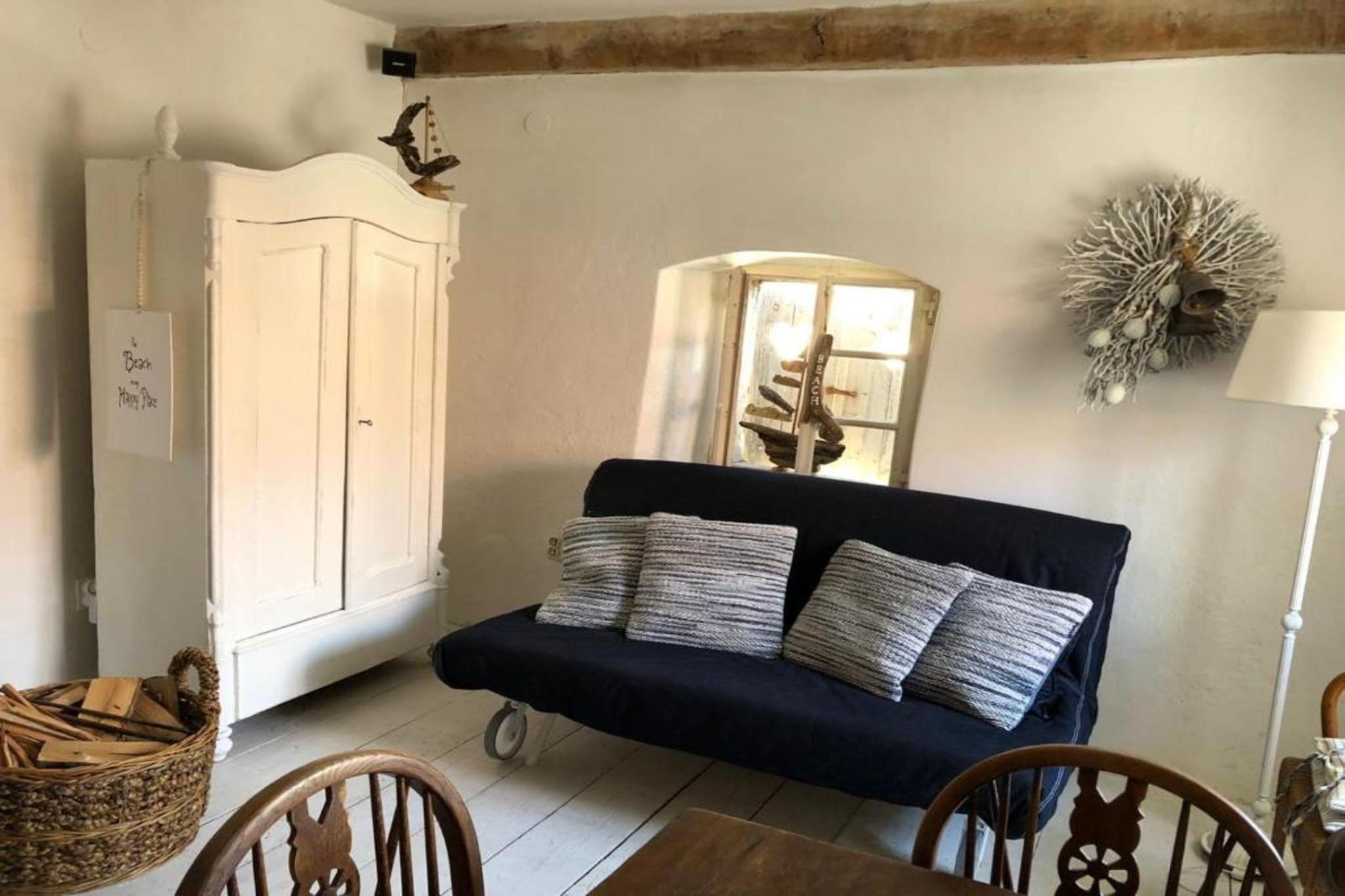 Ground floor: (Kitchen(coffee machine, fridge), bedroom(double bed(180 x 210 cm)), bathroom(shower, toilet))\n\nOn the 1st floor: (bedroom(double bed(180 x 200 cm)), bathroom(tumble dryer, shower, toilet, washing machine))\n\nOn the 2nd floor: (Living room(double sofa bed(160 x 200 cm), dining table(6 persons), fireplace), Kitchen(coffee machine, oven, grill, microwave, fridge-freezer, Blender))\n\nOn the 3rd floor: (dining table(6 persons), roof terrace, sun loungers, sun loungers, changing mat, changing mat)