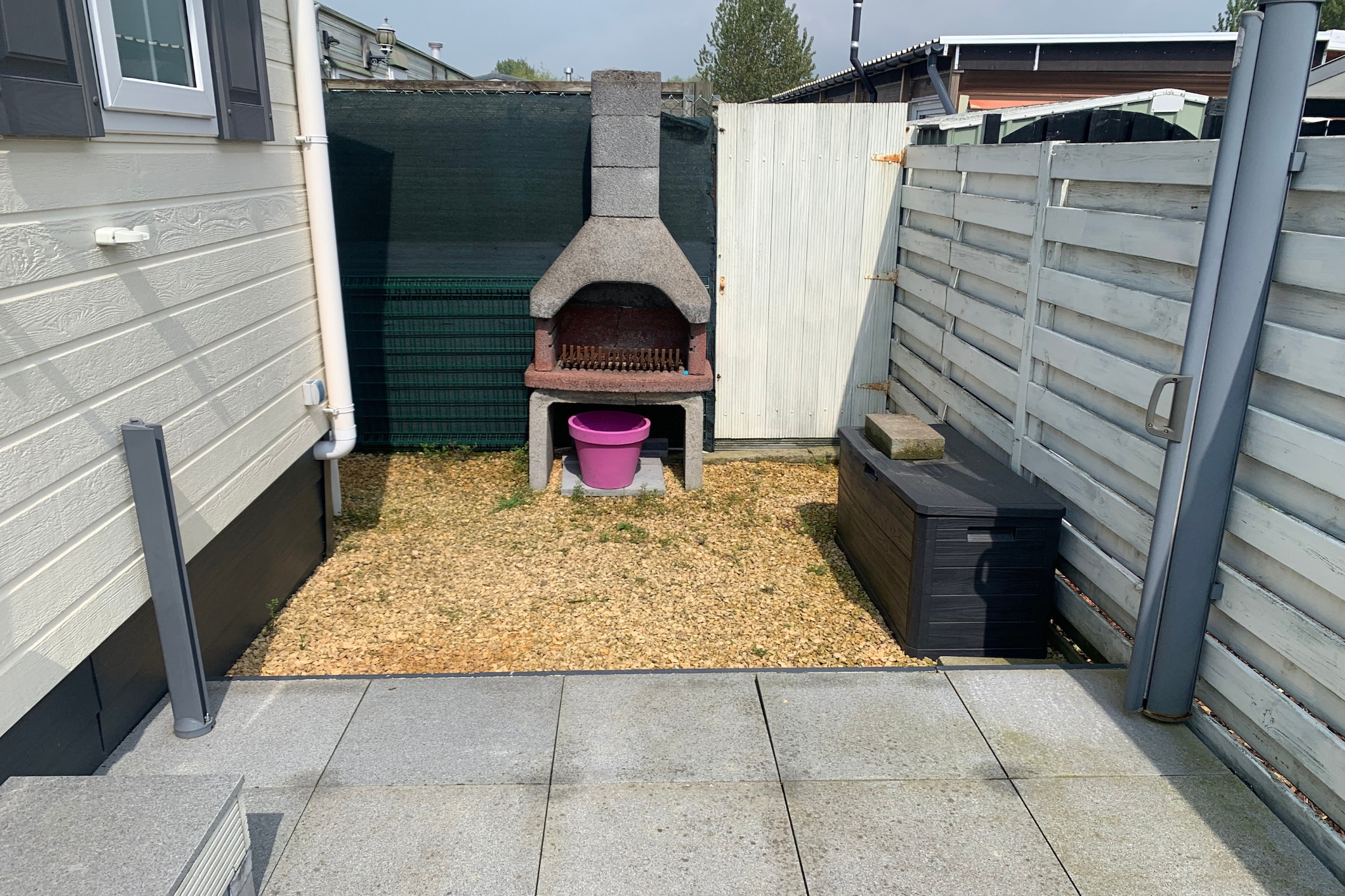 Ground floor: (Kitchen(oven, fridge-freezer), Living/diningroom(TV, air conditioning), bedroom(double bed, TV), bathroom(shower), toilet)\n\ncoffee machine, microwave, terrace, garden, garden furniture, BBQ, tennis court, lounge set