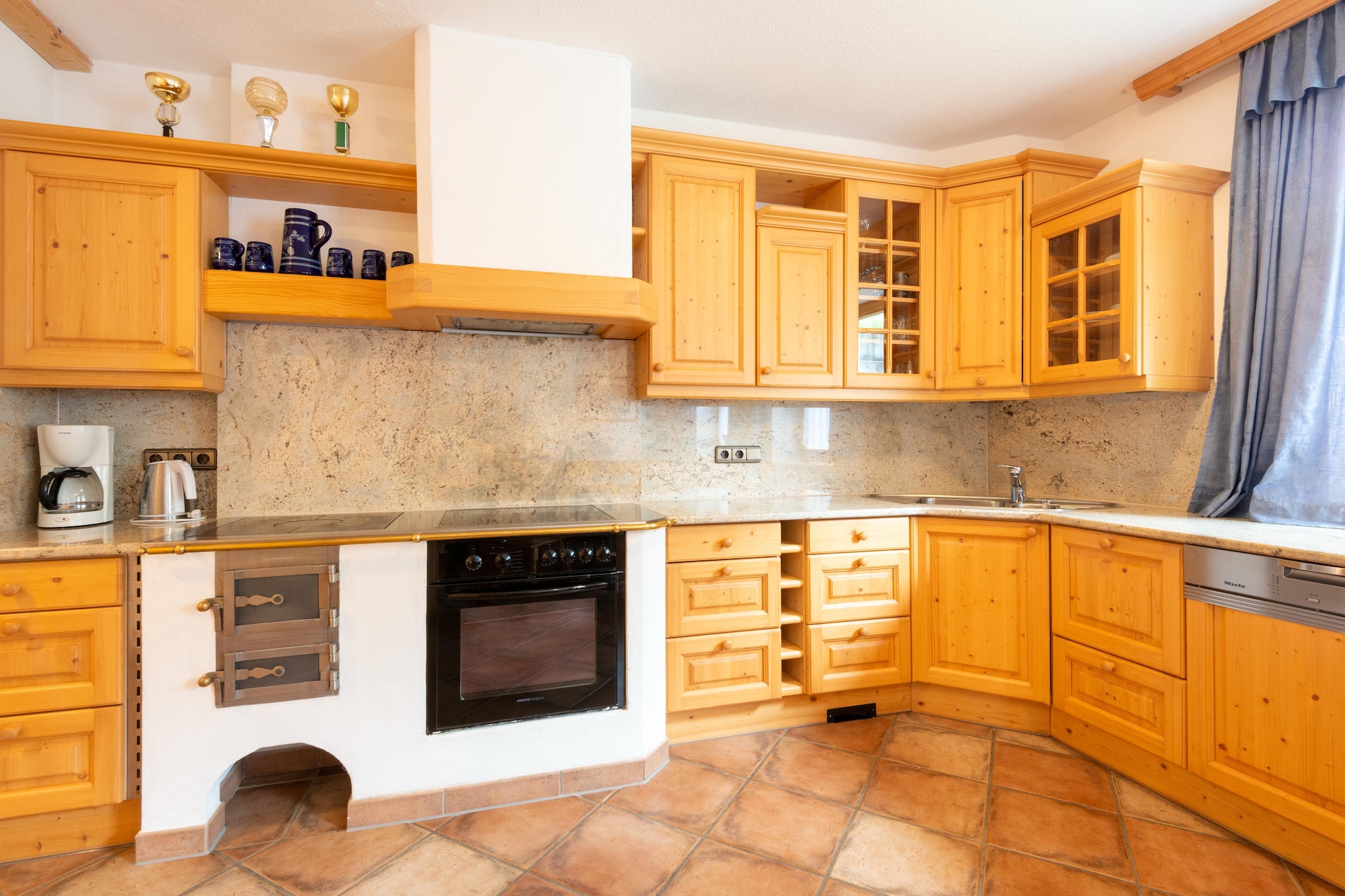 Ground floor: (Kitchen(cooker(4 ring stoves, ceramic), dishwasher, fridge-freezer, washbasin), Living/bed room(double sofa bed, TV), bedroom(double bed), bedroom(double bed, double bed), bedroom(single bed, double bed), bedroom(single bed, double bed), bathroom(bath tub, shower, washbasin, washbasin), bathroom(shower, washbasin), toilet, toilet)\n\nbalcony, garden(shared with other guests), BBQ, parking, parking, parking, play equipment, slide, Swing set
