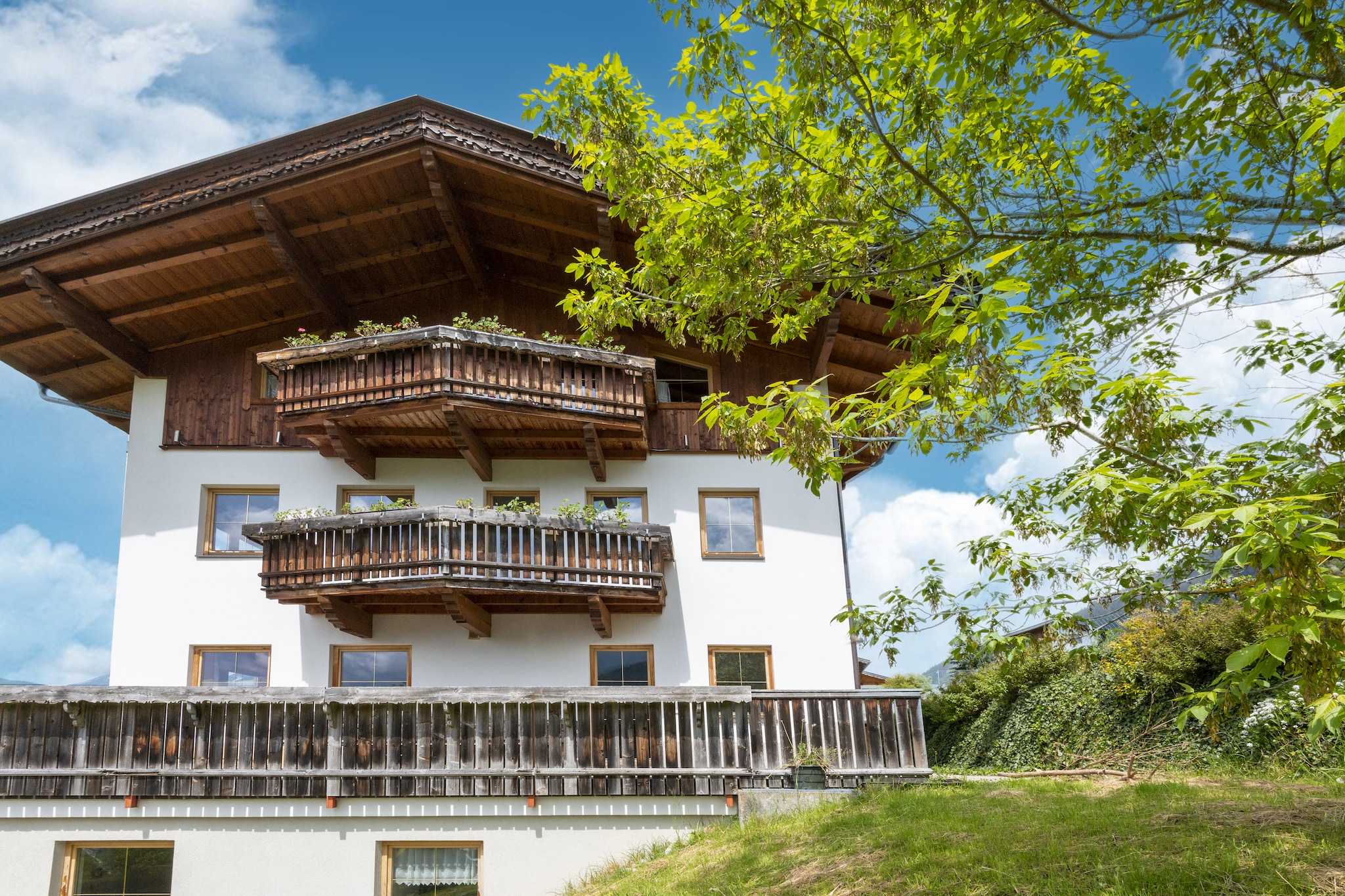 Ground floor: (Kitchen(double bed, cooker(4 ring stoves, ceramic), dishwasher, fridge-freezer, washbasin), Living/bed room(single sofa bed, TV, seating area), bedroom(double bed), bedroom, bedroom(single bed, double bed), bathroom(bath tub, washbasin, toilet))\n\nbalcony, garden, parking, parking, play equipment, slide, Swing set