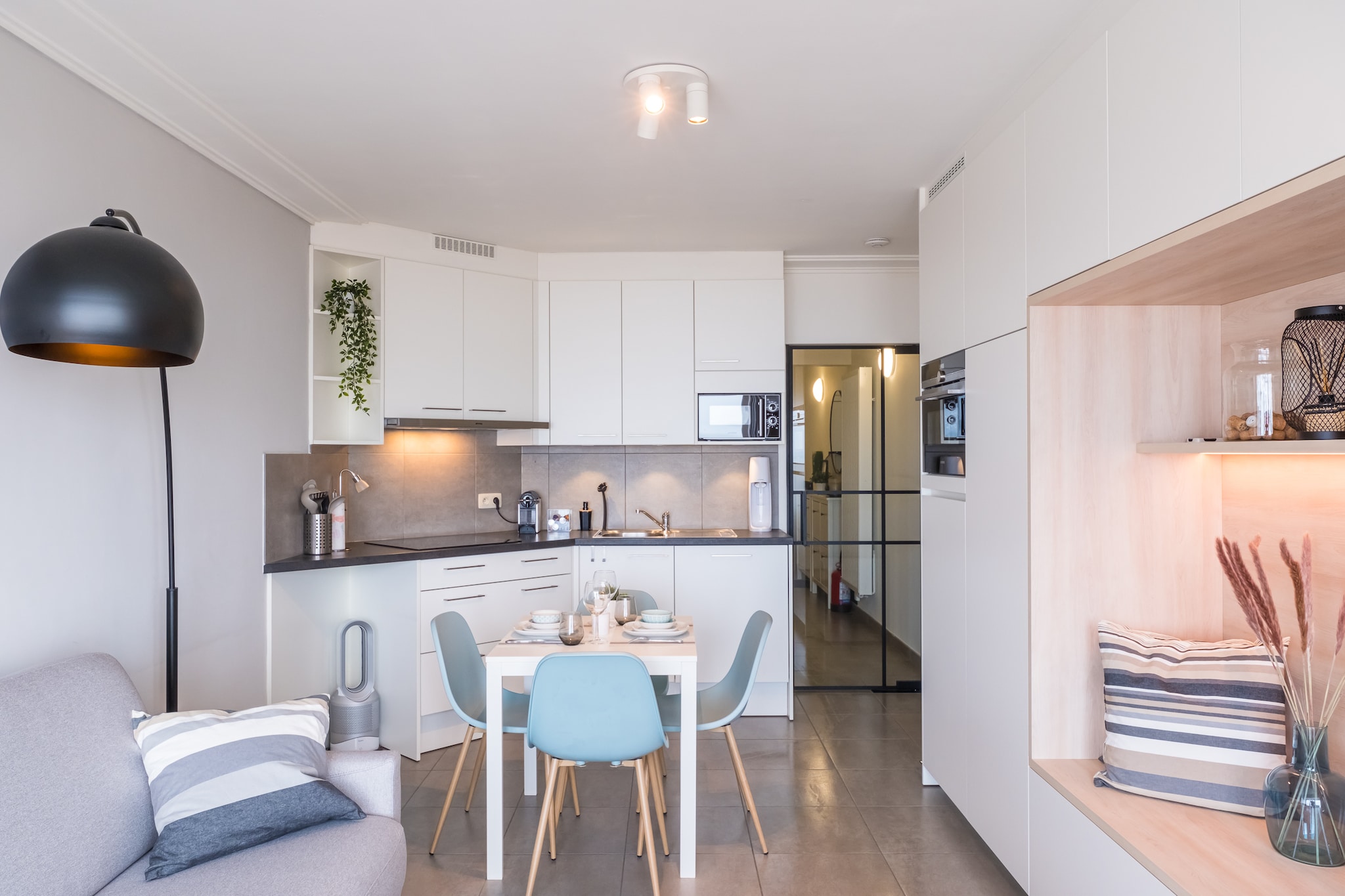Ground floor: (Kitchen(electric kettle, toaster, oven, microwave, dishwasher, fridge, Juicer), Living/bed room(double sofa bed(twin duvet, 140 x 200 cm), TV, dining table, seating area), sleeping niche(bunk bed(duvet, 90 x 200 cm)), bathroom(shower, hairdryer), toilet(guest toilet), Internet access, lift)