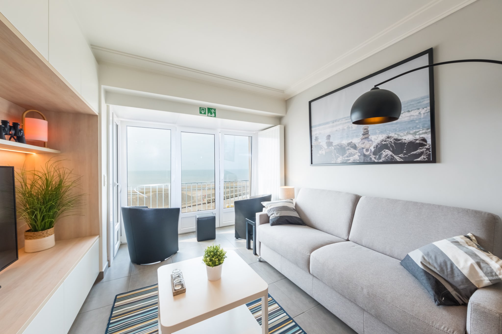 Enjoy your stay in this fully renovated studio on the 3rd floor, ideally located on the seafront and close to a tram stop. The studio features a sofa bed for 2 people. The cozy living room has floor-to-ceiling windows across the entire width that open onto the sun-facing terrace with stunning sea views. There is also a modern, fully equipped kitchen and a bathroom with shower and toilet for maximum comfort. The entryway features a separate sleeping area with a double bed that can be closed off with a sliding door. This studio combines a central location with relaxation, sea views, and all amenities within easy reach. Wifi: yes - parking: not included - sheets: bring your own - towels: bring your own.