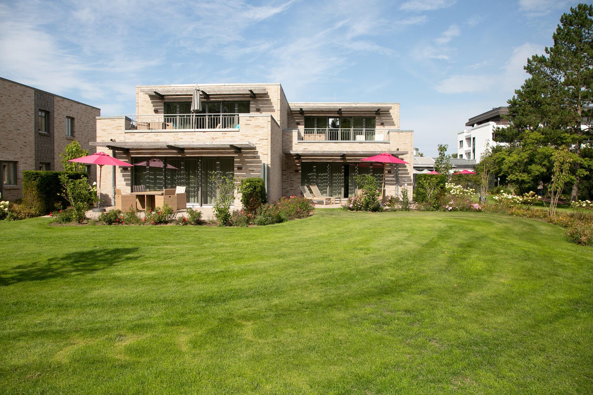 Ground floor: (open kitchen(hob(4 ring stoves, ceramic), electric kettle, hood, coffee machine, oven, dishwasher, fridge), Living/diningroom(TV, dining table, seating area), bathroom(shower, washbasin, toilet, hairdryer), storage(washing machine))\n\nOn the 1st floor: (bedroom(double bed(boxspring, 180 x 200 cm)), bedroom(small double bed(boxspring, 120 x 200 cm)), bathroom(bath tub, washbasin, toilet, hairdryer))\n\nsauna(shared with other guests), balcony, heating(gas, floor heating), terrace, garden furniture, parking, swimming pool(shared with other guests, heated, indoor), swimming pool(shared with other guests, heated, opened from 1/2 Apr upto and including 1/2 Oct), tennis court(shared with other guests, paid), baby crib(paid), Towels/Sheets (Incl.)