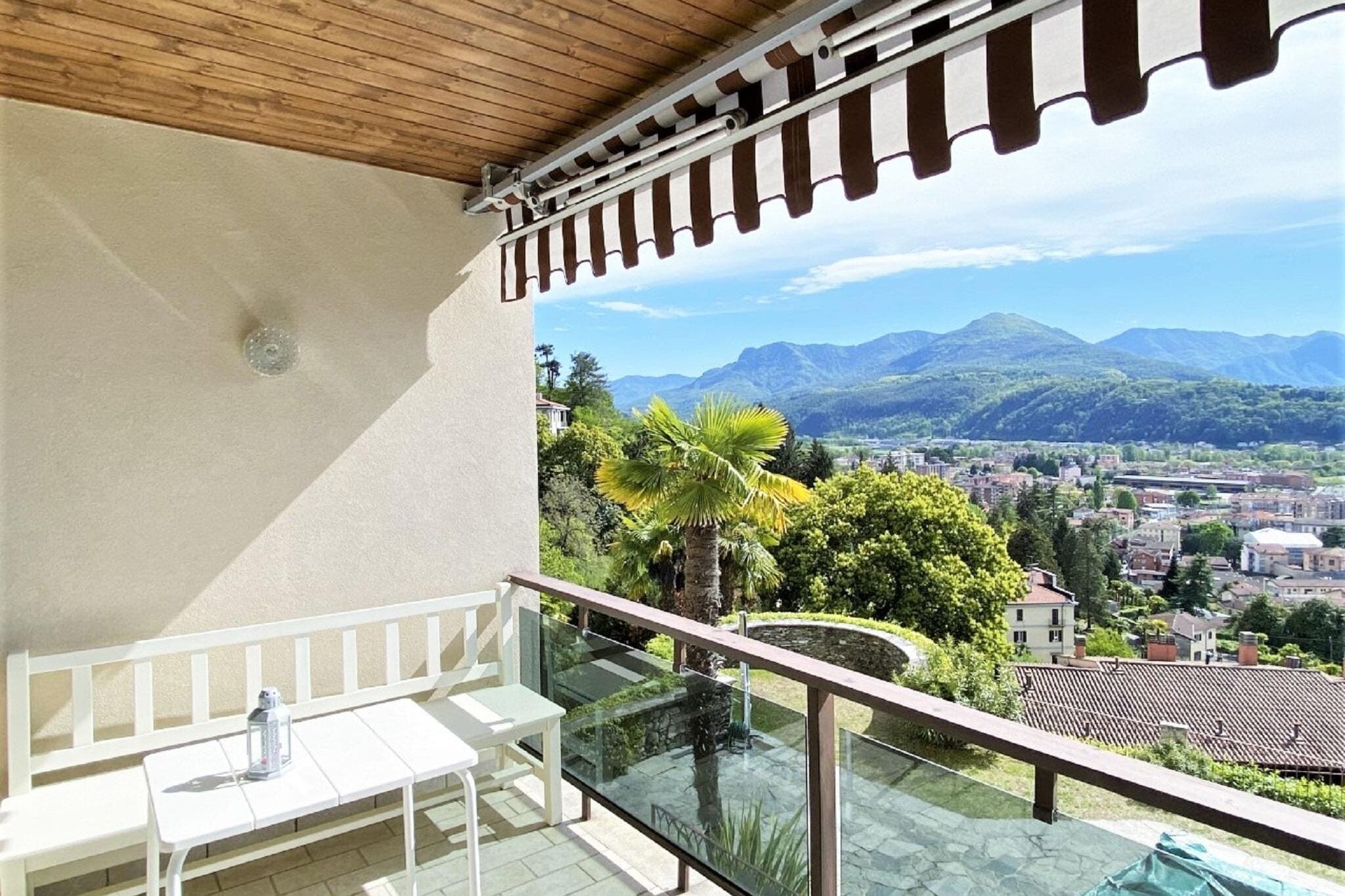 Aangename vakantiewoning in Luino met balkon