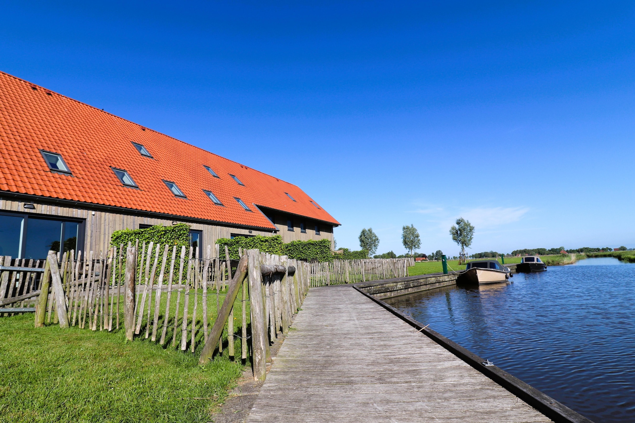 Friese Villa in Leons - Gardens in summer