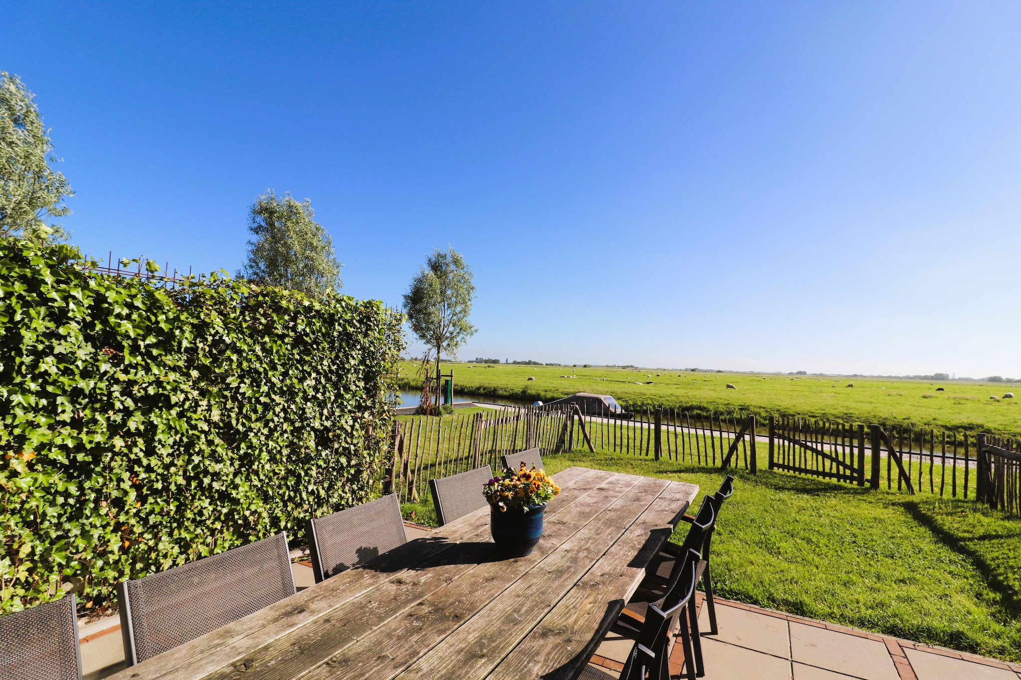 Friese Villa in Leons - Gardens in summer