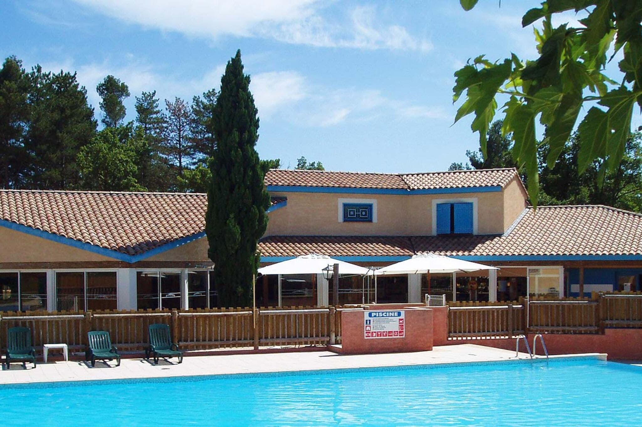 Maisonnette de style provençal avec grande piscine commune