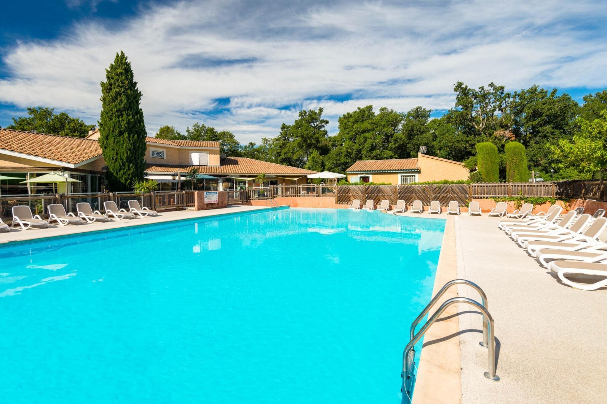 Maisonnette de style provençal avec grande piscine commune