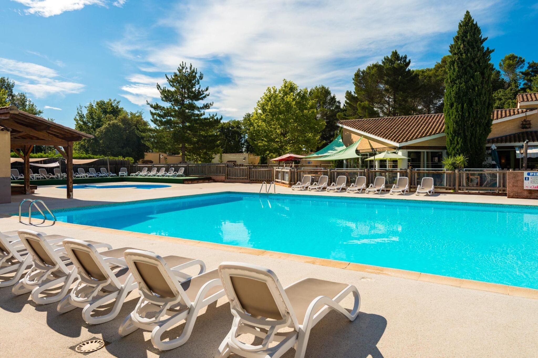 Maisonnette in Provençaalse stijl met groot gemeenschappelijk zwembad