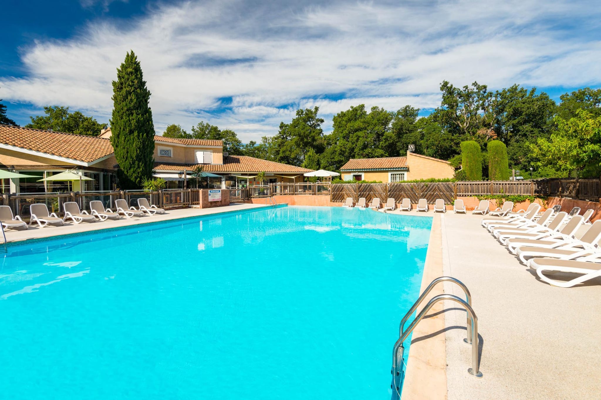 Maisonnette climatisée près du centre de Gaujac dans le Gard.