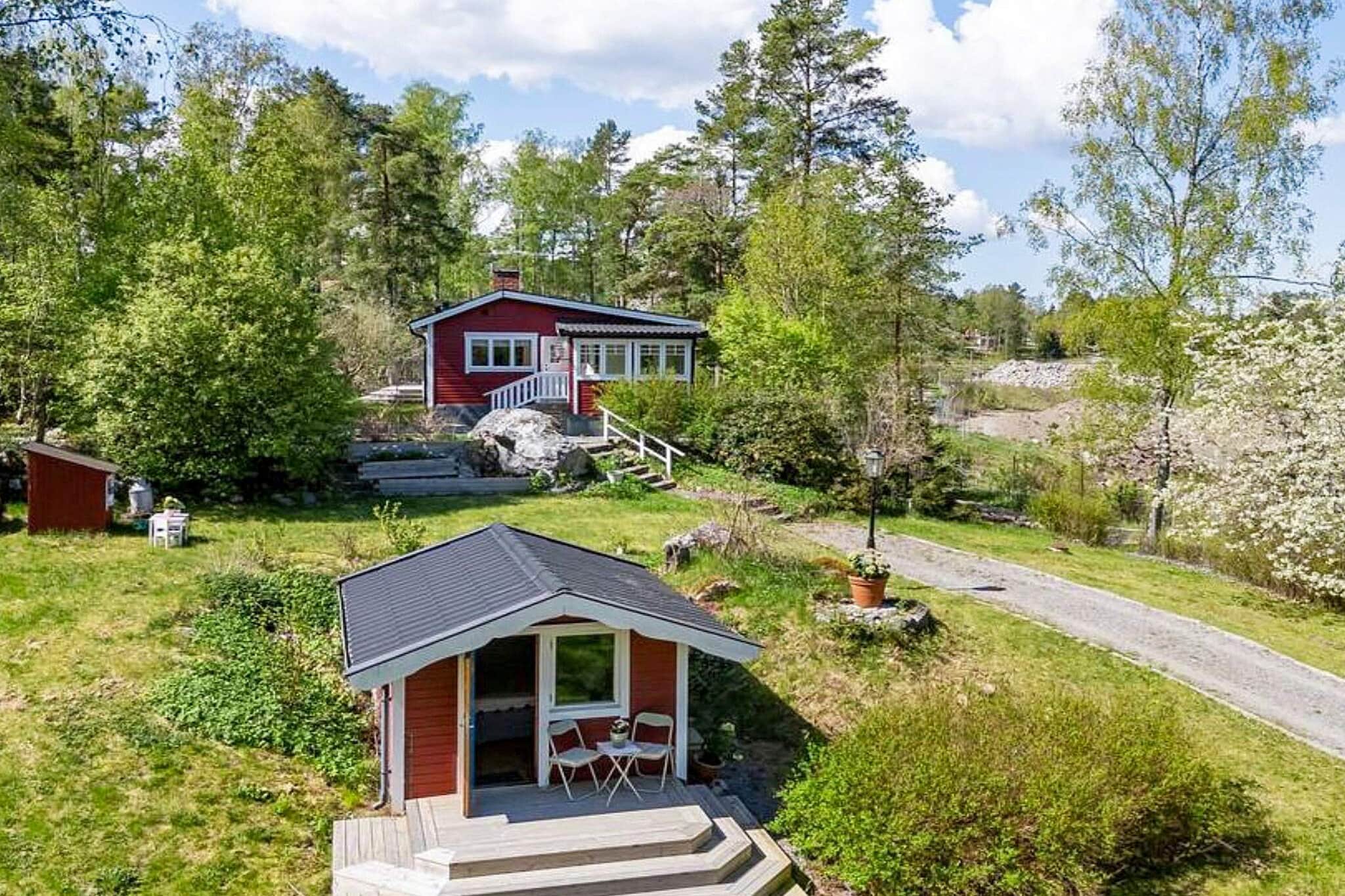 Out in the popular Kalkudden holiday home area in Mariefred is this charming cottage. The cottage is located high on the plot with a view of meadows and forest. You enter the cottage via a cozy glass veranda which is furnished with a small dining table and chairs, a perfect place for morning coffee. There are two bedrooms in the house, one of which has a bed that converts into a double bed and the other room has a double bed. The kitchen is well equipped and you have a dining area in the living room, where there is also a cozy sofa group and a fireplace that can increase the cozy factor of an evening. A large terrace where you have a cozy lounge corner and a large dining table that can accommodate many people. There are several bathing spots around Kalkudden Mariefred with small sandy beaches and piers. Inside Mariefred, you have 8 minutes by car, there are cozy neighborhoods, small shops and restaurants and take the opportunity to visit Gripsholm Castle if you have time.