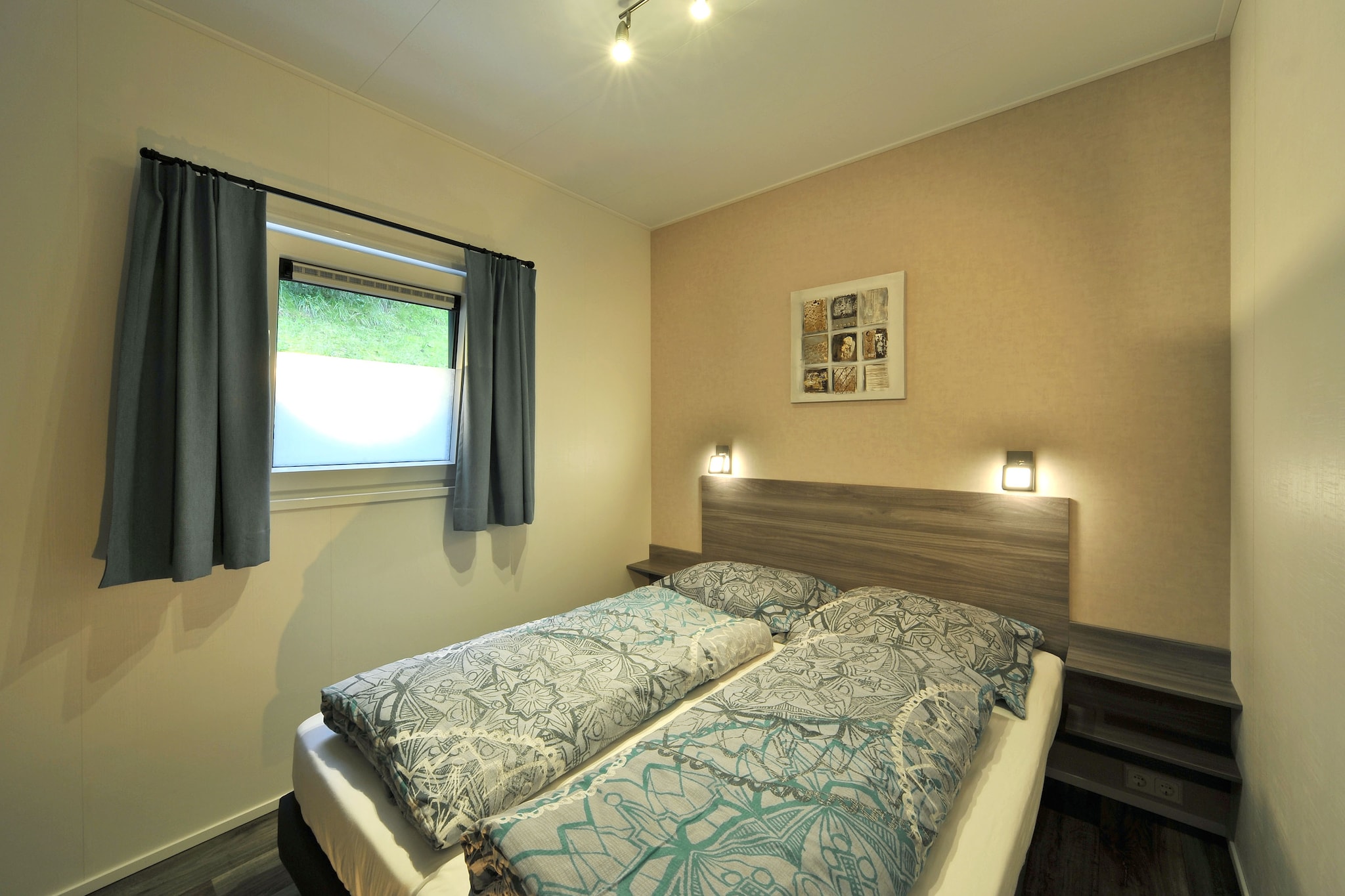 Living room(TV, dining table, seating area), Kitchenette(hob(4 ring stoves, gas), electric kettle, toaster, hood, coffee machine, combination microwave, dishwasher, fridge(+ freezer)), bedroom(double bed), bedroom(single bed, single bed), bathroom(shower, washbasin, toilet), sauna(shared with other guests), terrace(private), garden(shared with other guests), garden(private), parking, lounge set, Sunscreen