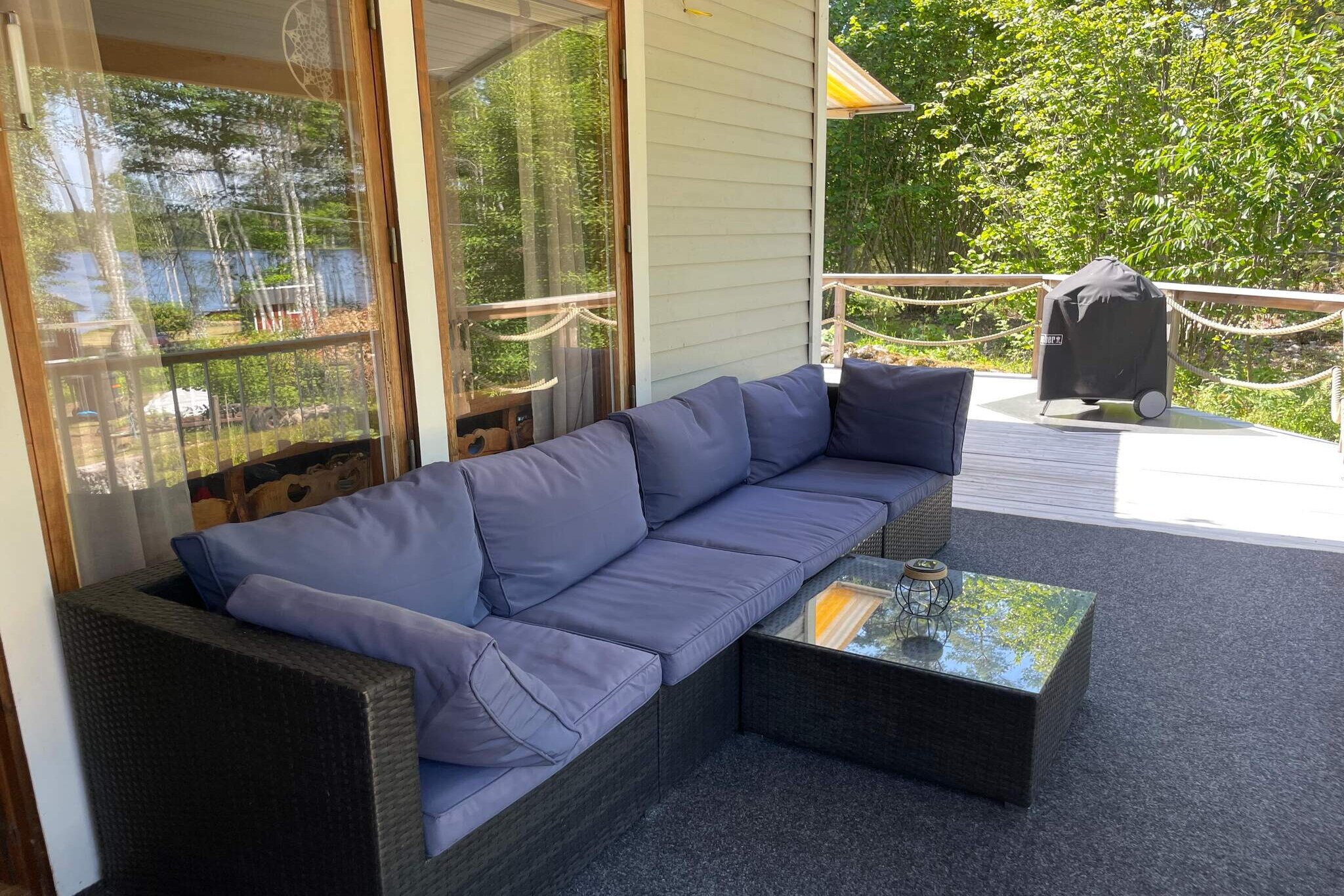 Bright Holiday House by the Lake