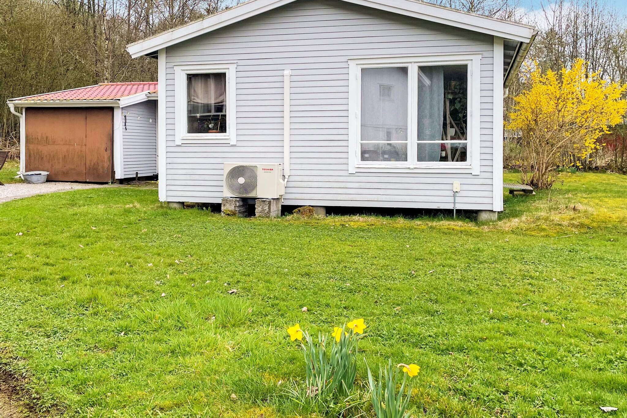 Internet Access DSL, Kitchen(cooker(electric), coffee machine, microwave, fridge, water from well), Living/bed room(single folding bed, chromecast), bedroom(single bed), bedroom(double bed), bathroom(shower, toilet(electrish)), freezer(1-59L), parking, geothermal energy, air to air heatpump