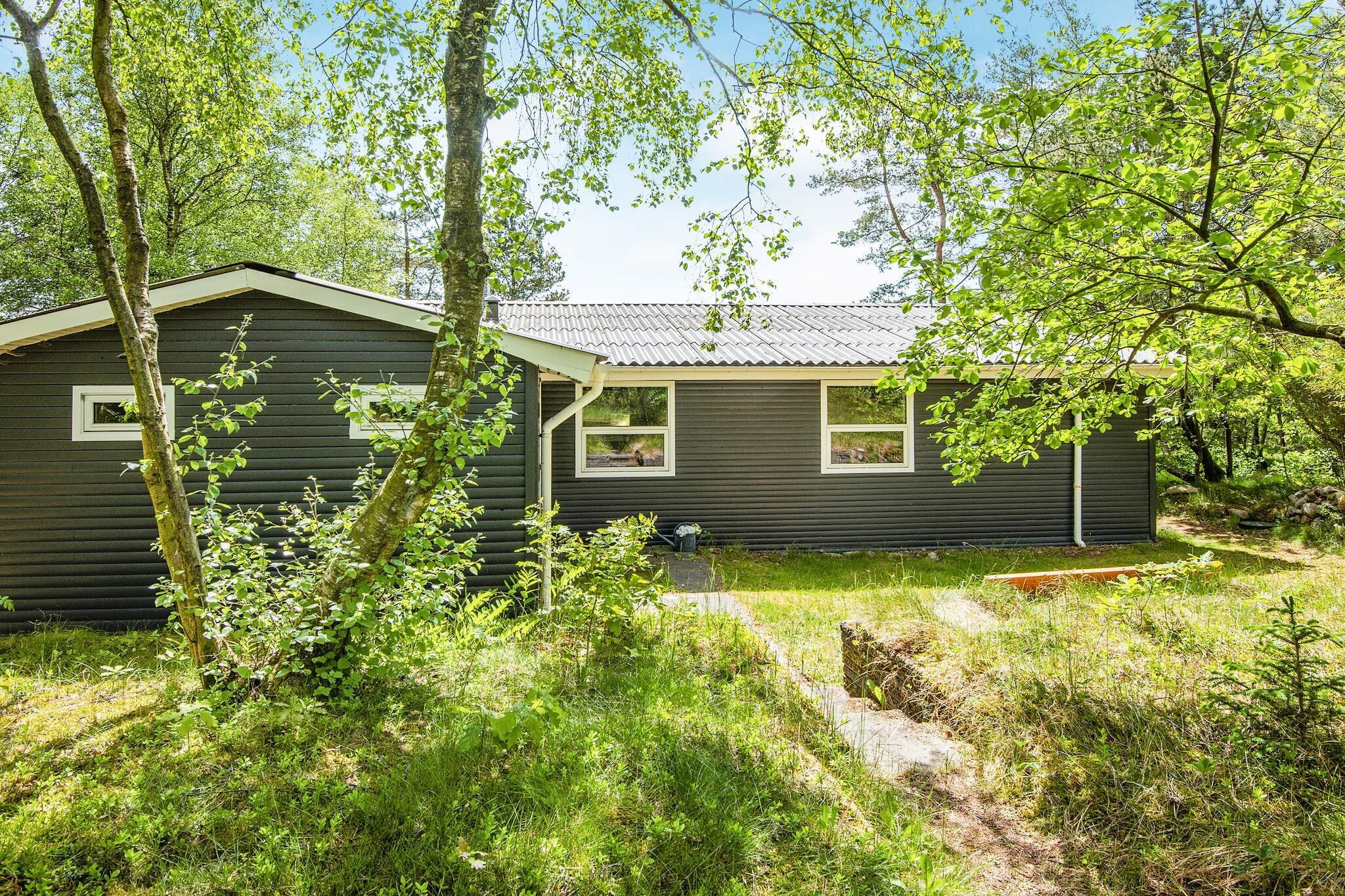 Internet Access DSL, open kitchen, Living/bed room(chromecast), bedroom(double bed), bedroom(double bed), bedroom(2x single bed), bathroom(tumble dryer, washbasin, shower, toilet, washing machine), balcony or terrace, heating(electric), terrace, garden furniture, deckchairs, air to air heatpump