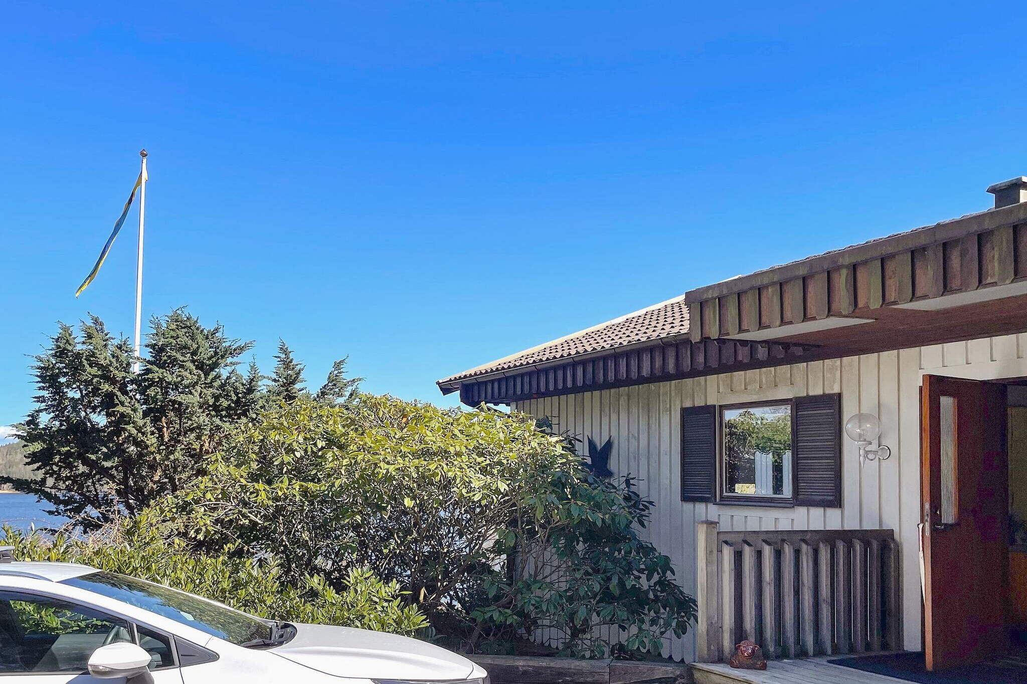 Welcome to a lovely stay here on beautiful StillingsÃ¶n in Orust! The cottage is located only 80 meters from the sea, with a panoramic view of the sea and nature, which allows you to experience beautiful sunsets and refreshing baths just a few minutes' walk away. The house has a large garden with nice places to enjoy and a large terrace in a sunny position. On the gable there is outdoor furniture and a barbecue. The cabin's interior is of a mixed style from the 1970s-1980s with a pleasant feel and large rooms to socialize in. You are welcomed into the hall. Bathroom and shower are on the right. There is also a washing machine here. Perfect if you have small children or want to stay longer. The house accommodates a total of 5 beds in two bedrooms. A bedroom with a double bed 180 cm with access to the large balcony. The second bedroom has a double bed 180 cm and a wider single bed 140 cm. The kitchen is well equipped with most things you could need. Directly from the kitchen is a terrace with a magical view where you can enjoy your first cup of coffee and breakfast of the day. The cottage gives you a cozy and inviting feeling, perfect for relaxation and recovery. From the pleasant balcony you can enjoy the fantastic view of the sea and the surrounding landscape. Here you can have breakfast while listening to the sound of the waves from the sea or relax with a good book in a sun lounger. To get down to the cozy beach with sand, lawn, rocks and jetty - take a short walk and pass the paddock with horses. StillingsÃ¶n on Orust is a fantastic destination for those who want to relax and enjoy nature. Here you can hike, cycle, fish and swim. Slussens Pensionat offers live music and good food, GÃ¶ksÃ¤ter for those who want bargains and shopping, and a grocery store is in Svanesund. Here you will have a pleasant and relaxing stay! Welcome.